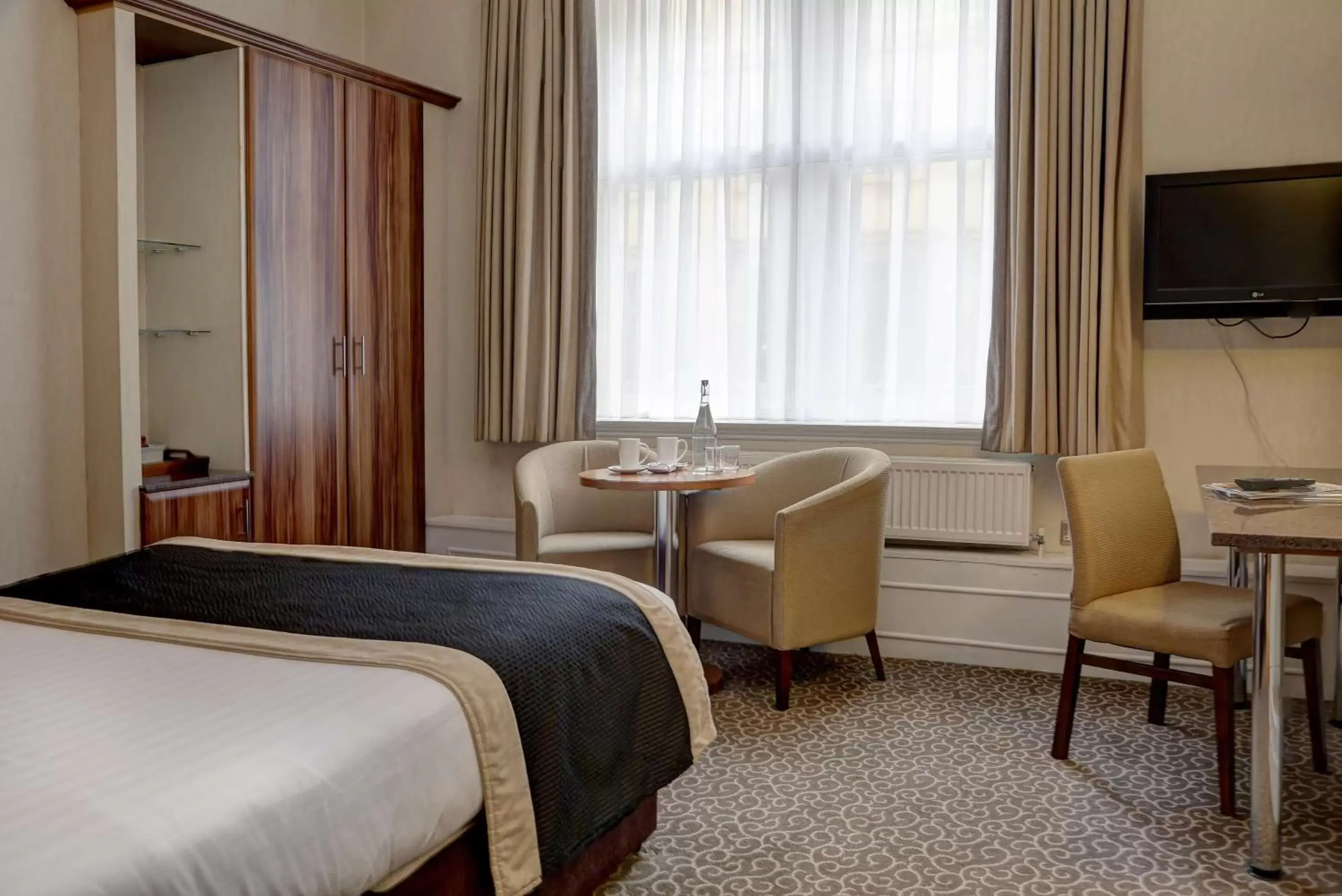 Photo of the whole room, Bed in The Midland Hotel