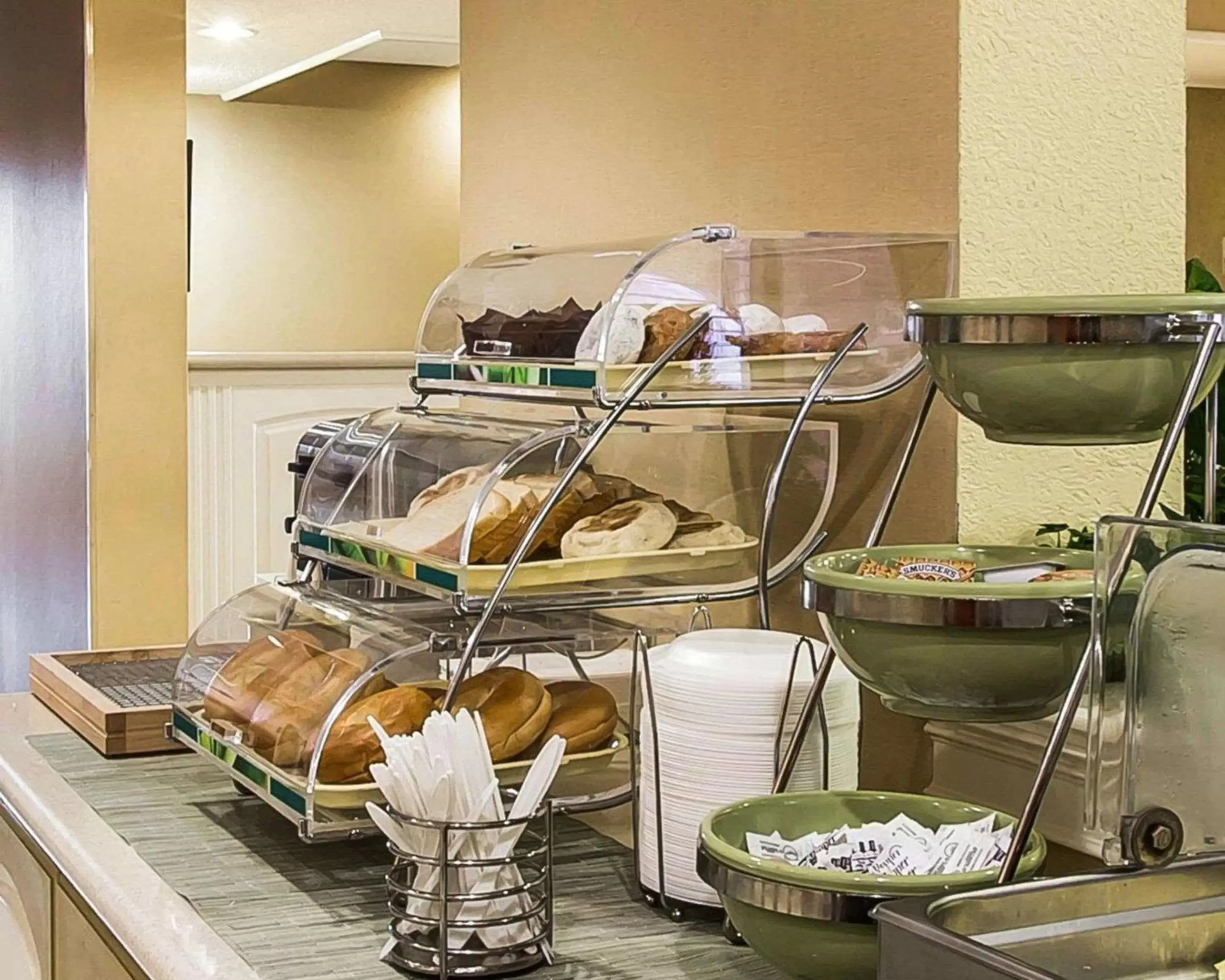 Restaurant/places to eat, Food in Quality Inn At The Mall - Valdosta