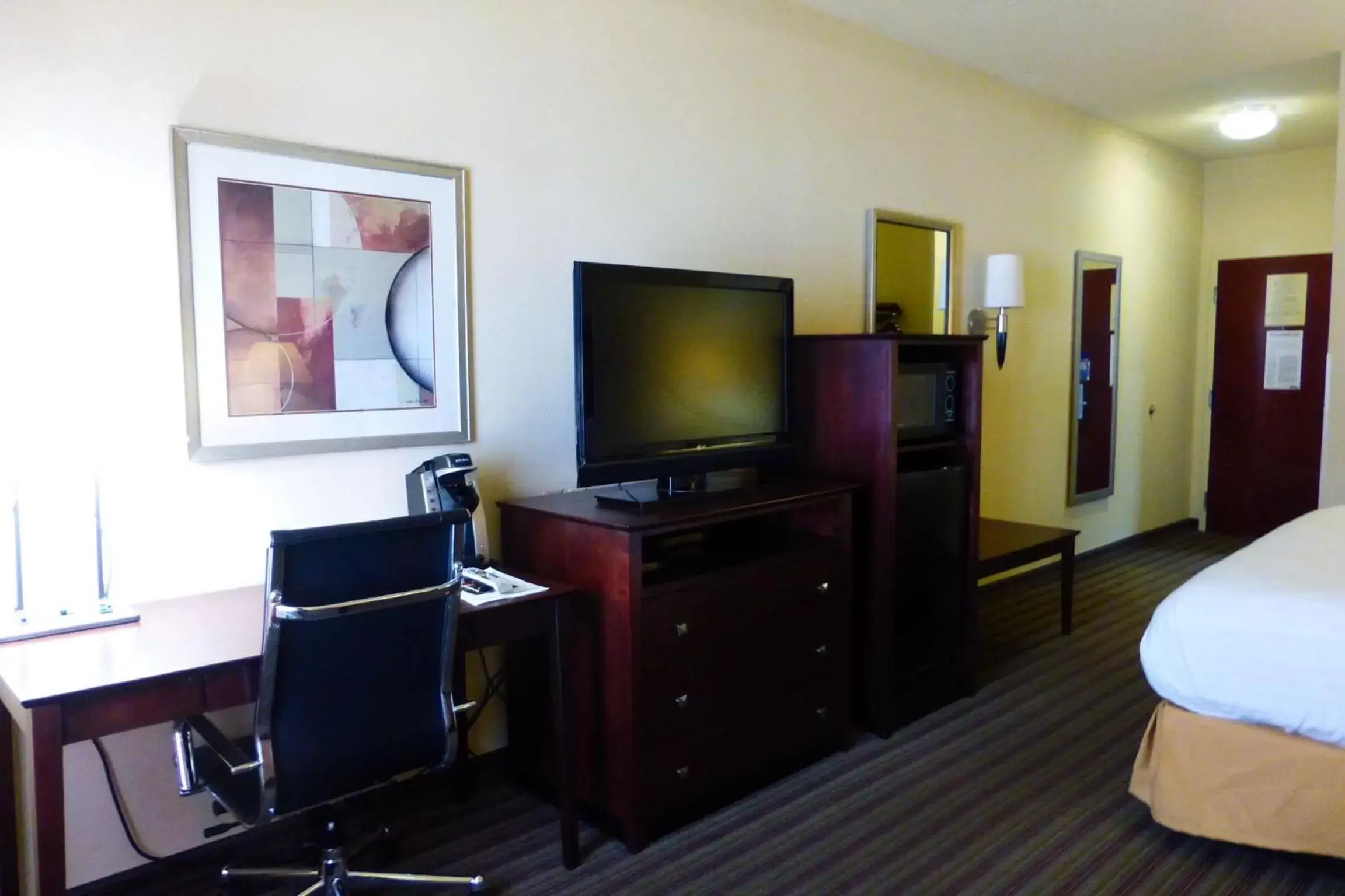 Photo of the whole room, TV/Entertainment Center in Baymont by Wyndham Calhoun