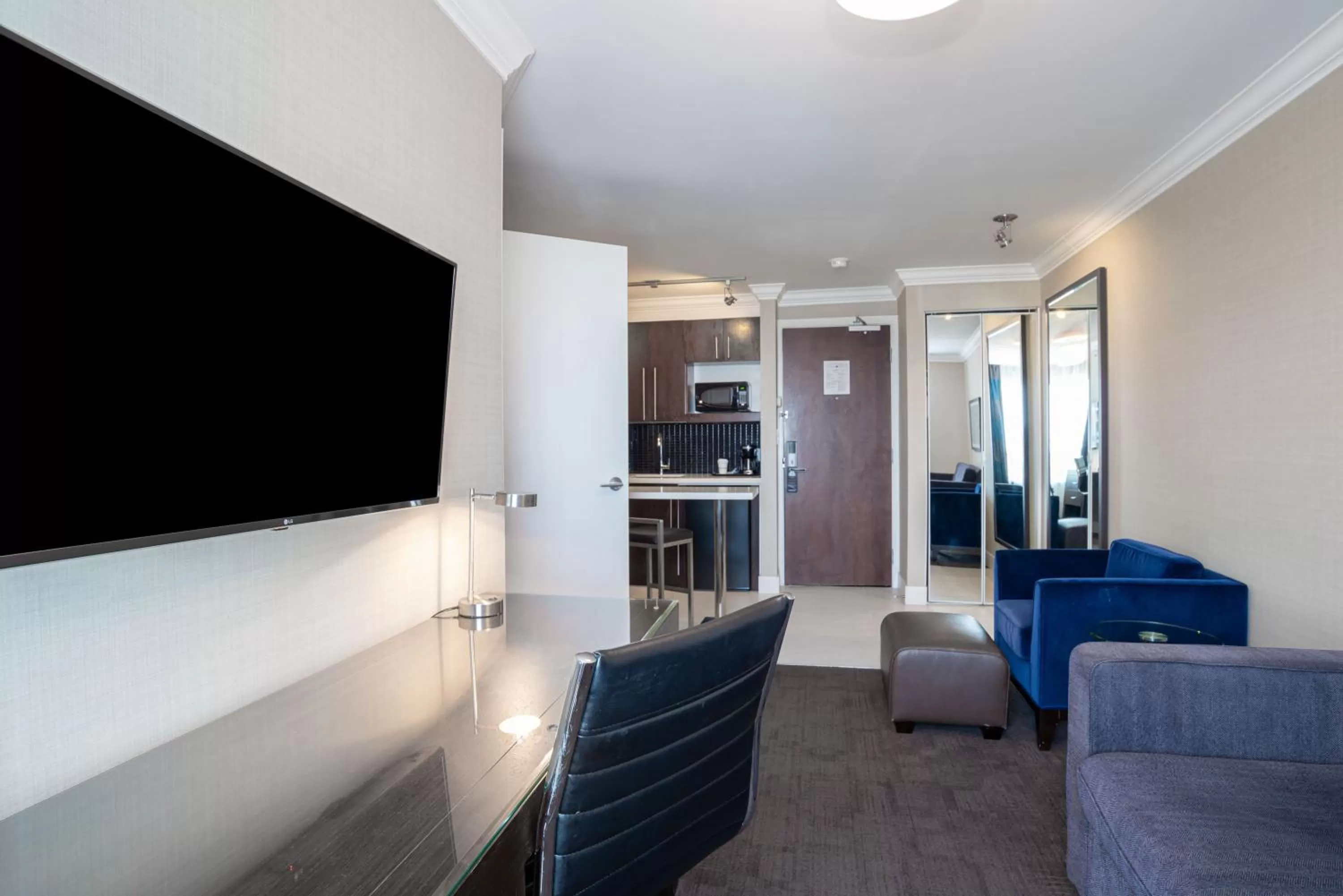 Photo of the whole room in Sandman Hotel Oakville