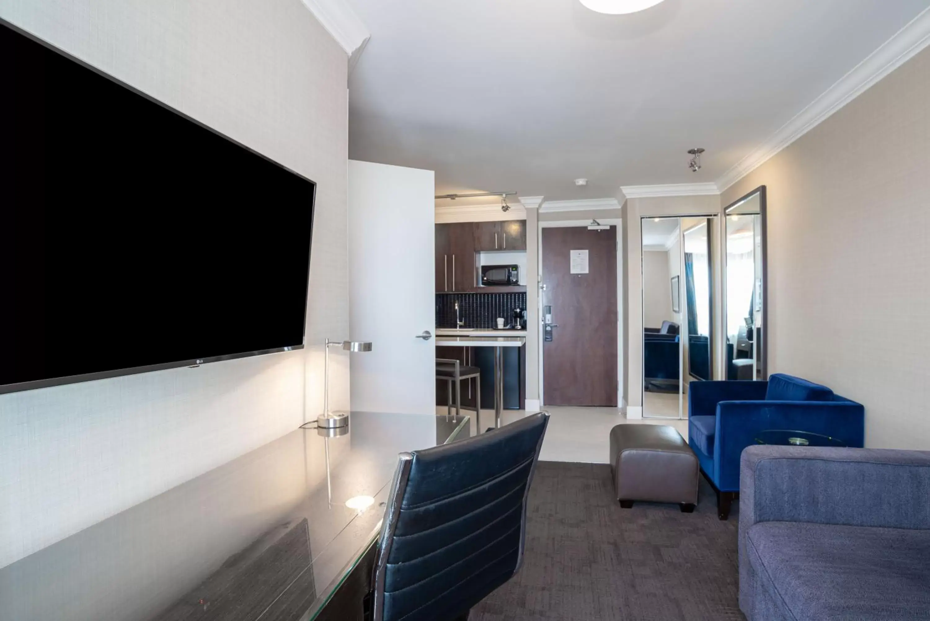 Photo of the whole room, TV/Entertainment Center in Sandman Hotel Oakville