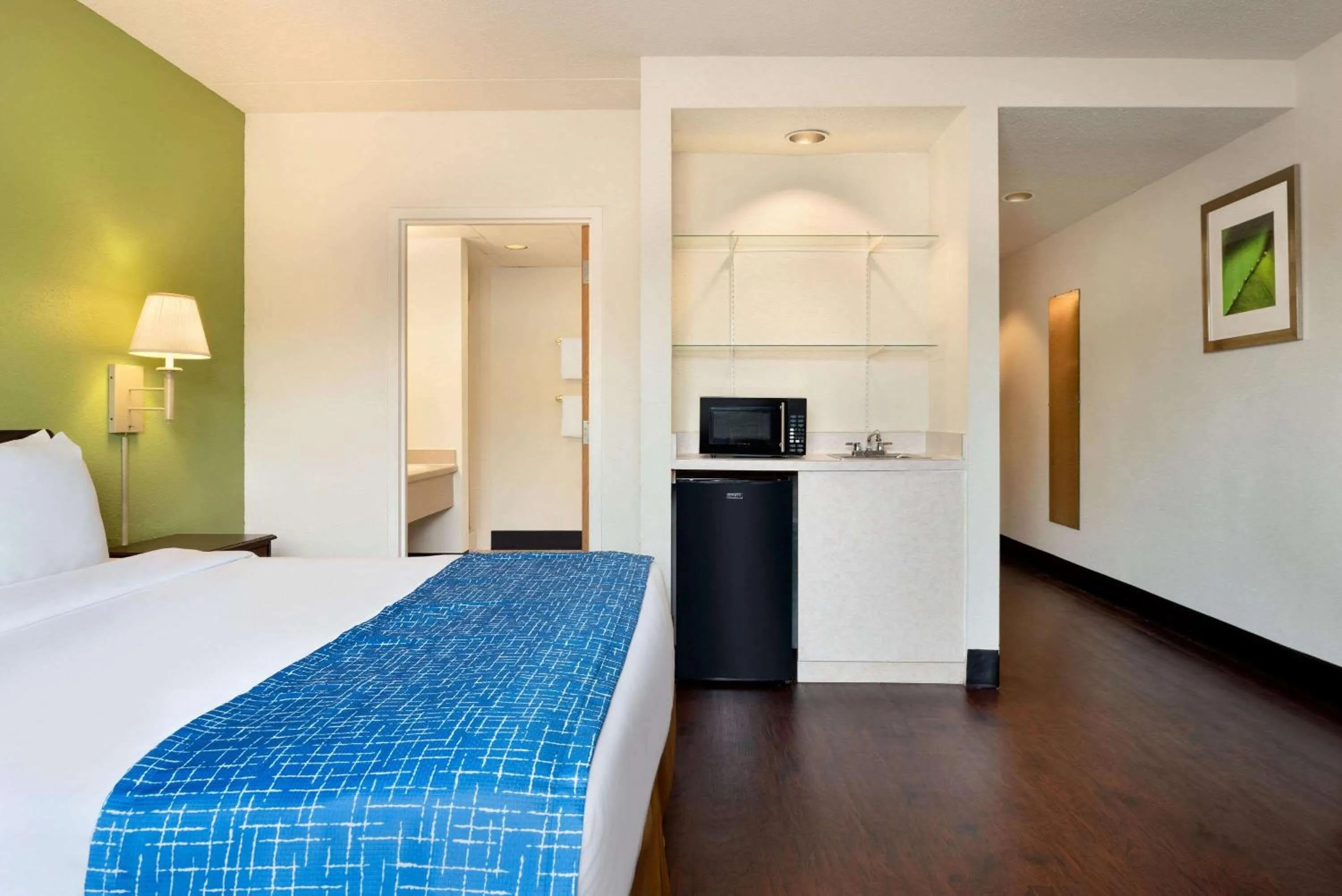 Photo of the whole room in Travelodge by Wyndham Zanesville