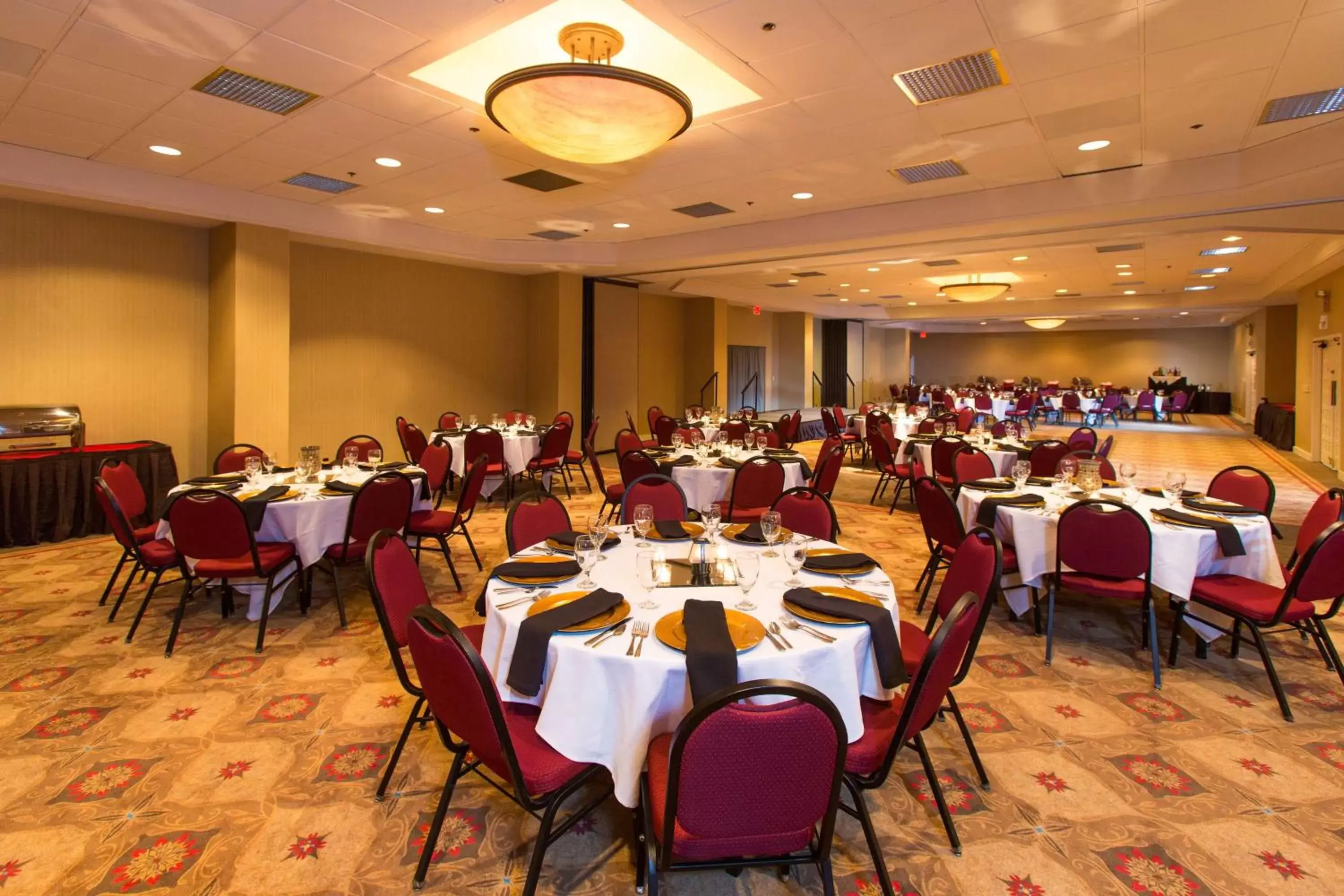 Meeting/conference room, Restaurant/Places to Eat in Embassy Suites by Hilton Tulsa I-44