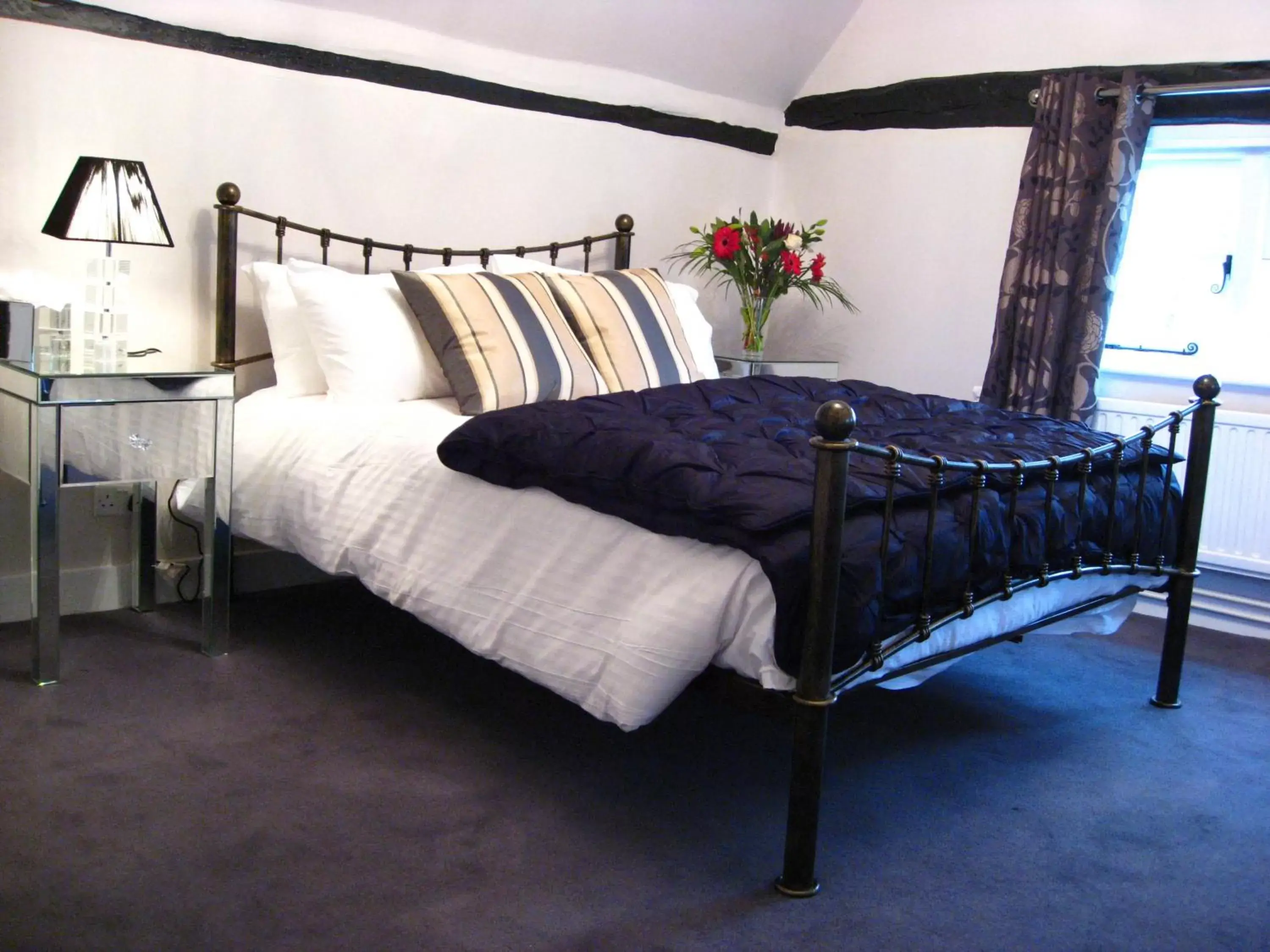 Photo of the whole room, Bed in The Nags Head Hotel