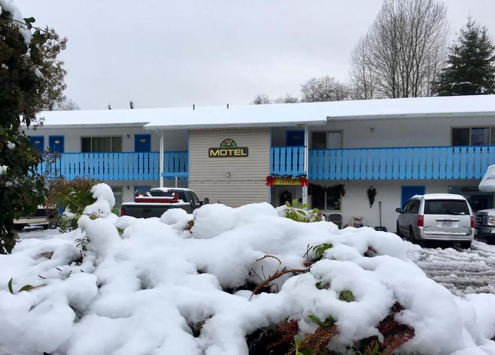 Facade/entrance, Winter in Fuller Lake Chemainus Motel
