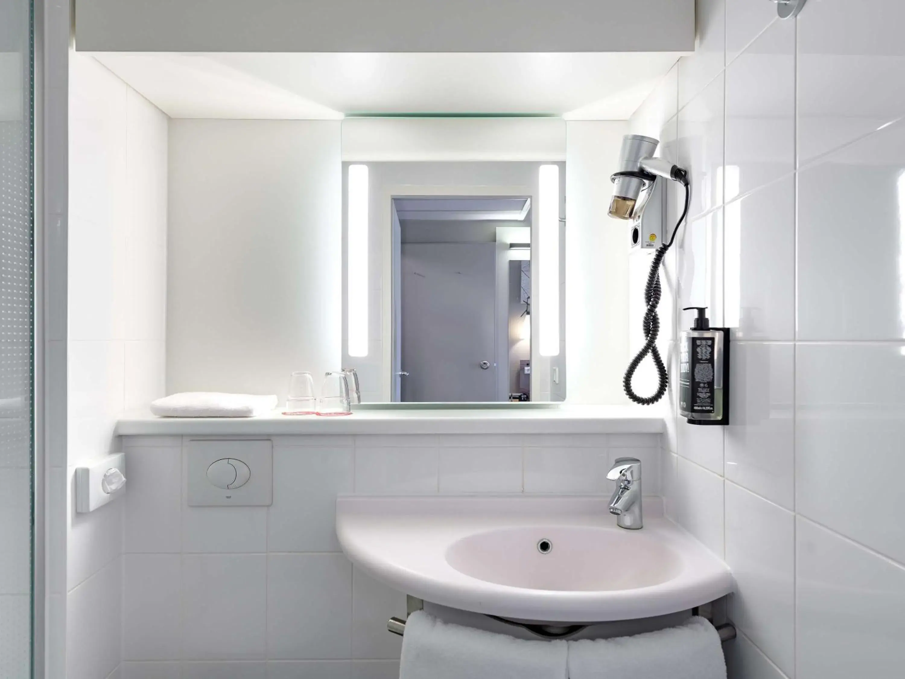 Bedroom, Bathroom in ibis Nürnberg City am Plärrer