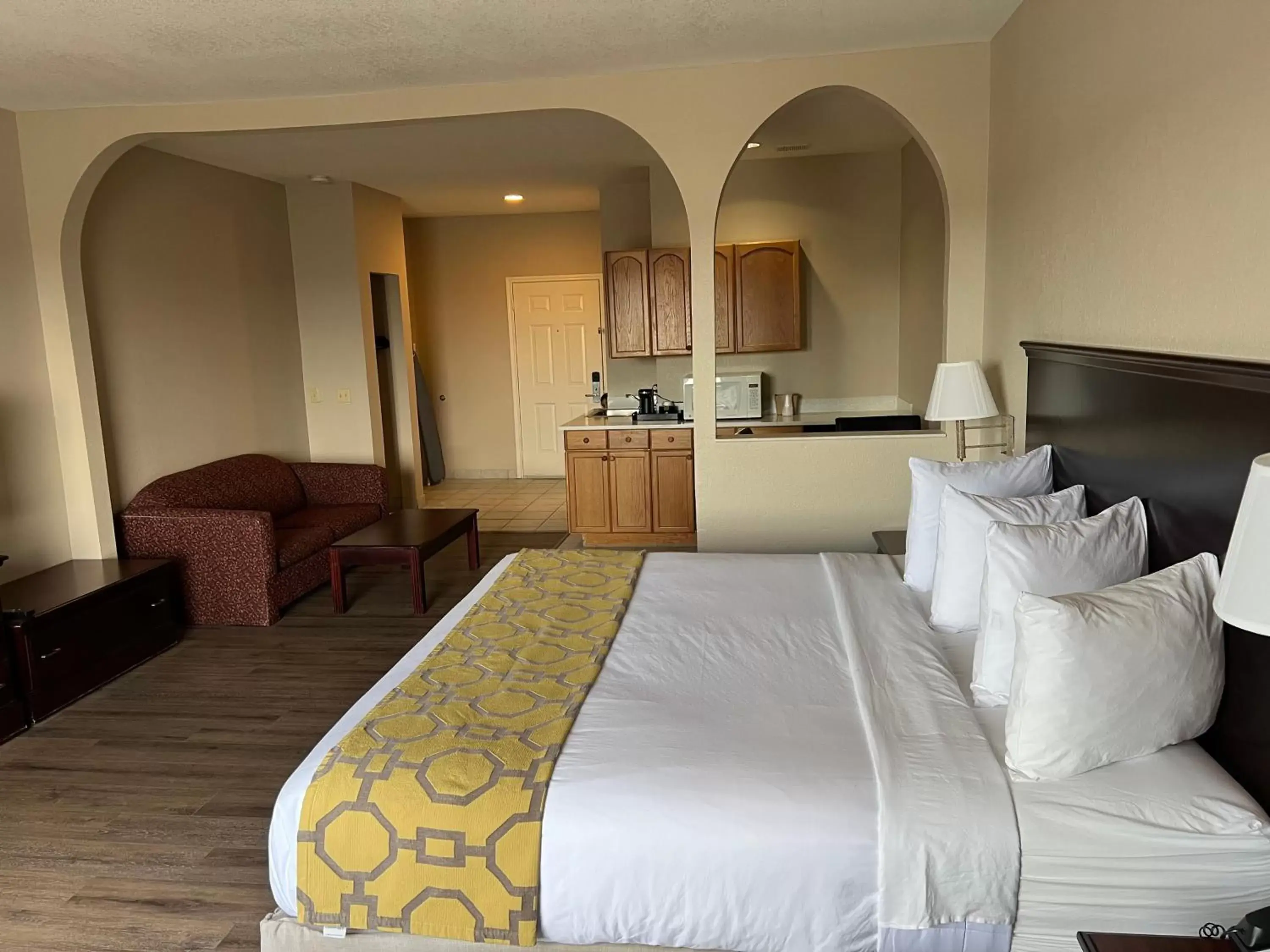 Photo of the whole room, Bed in Baymont by Wyndham Houston Brookhollow