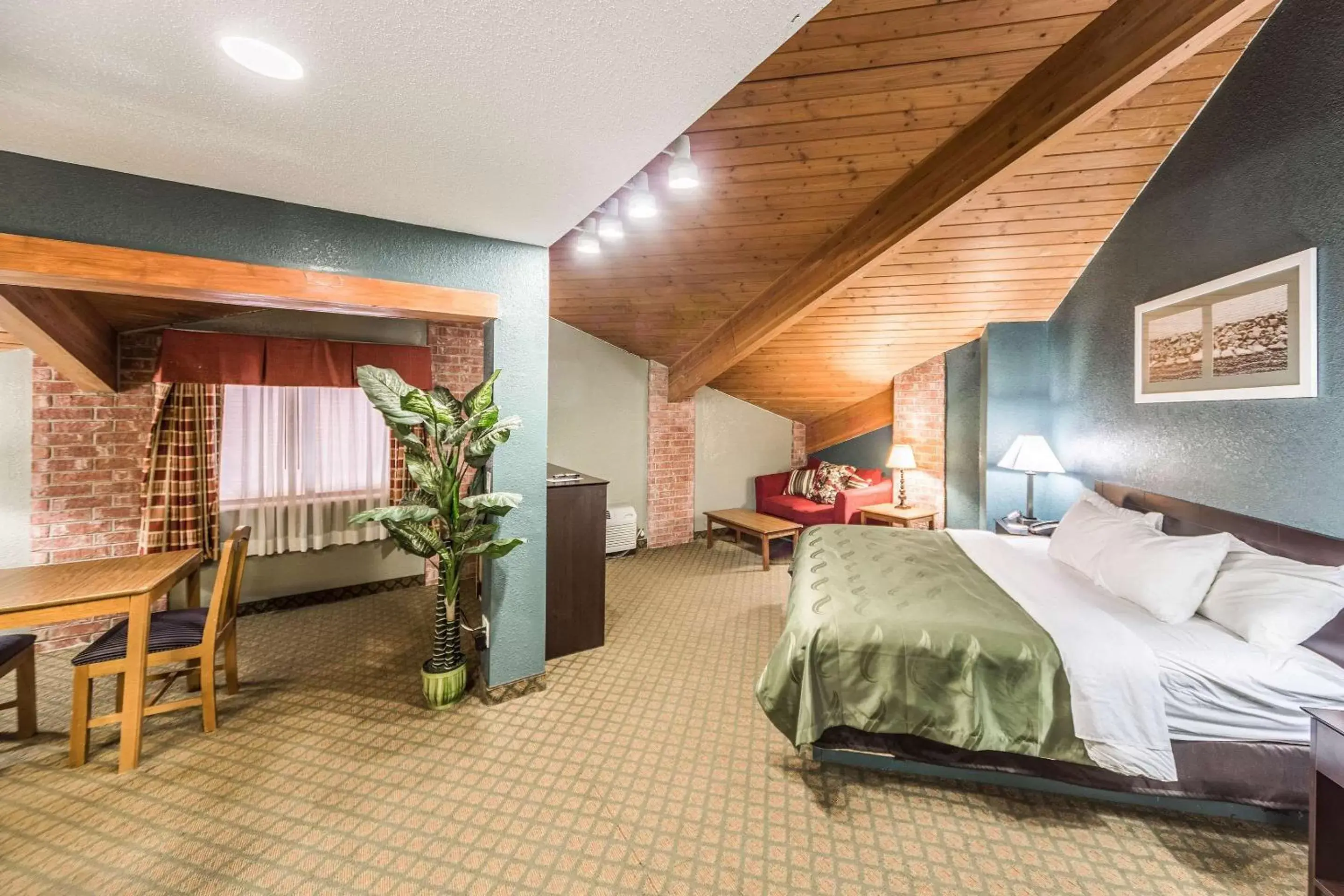 Bedroom in Quality Inn Columbia City near US-30