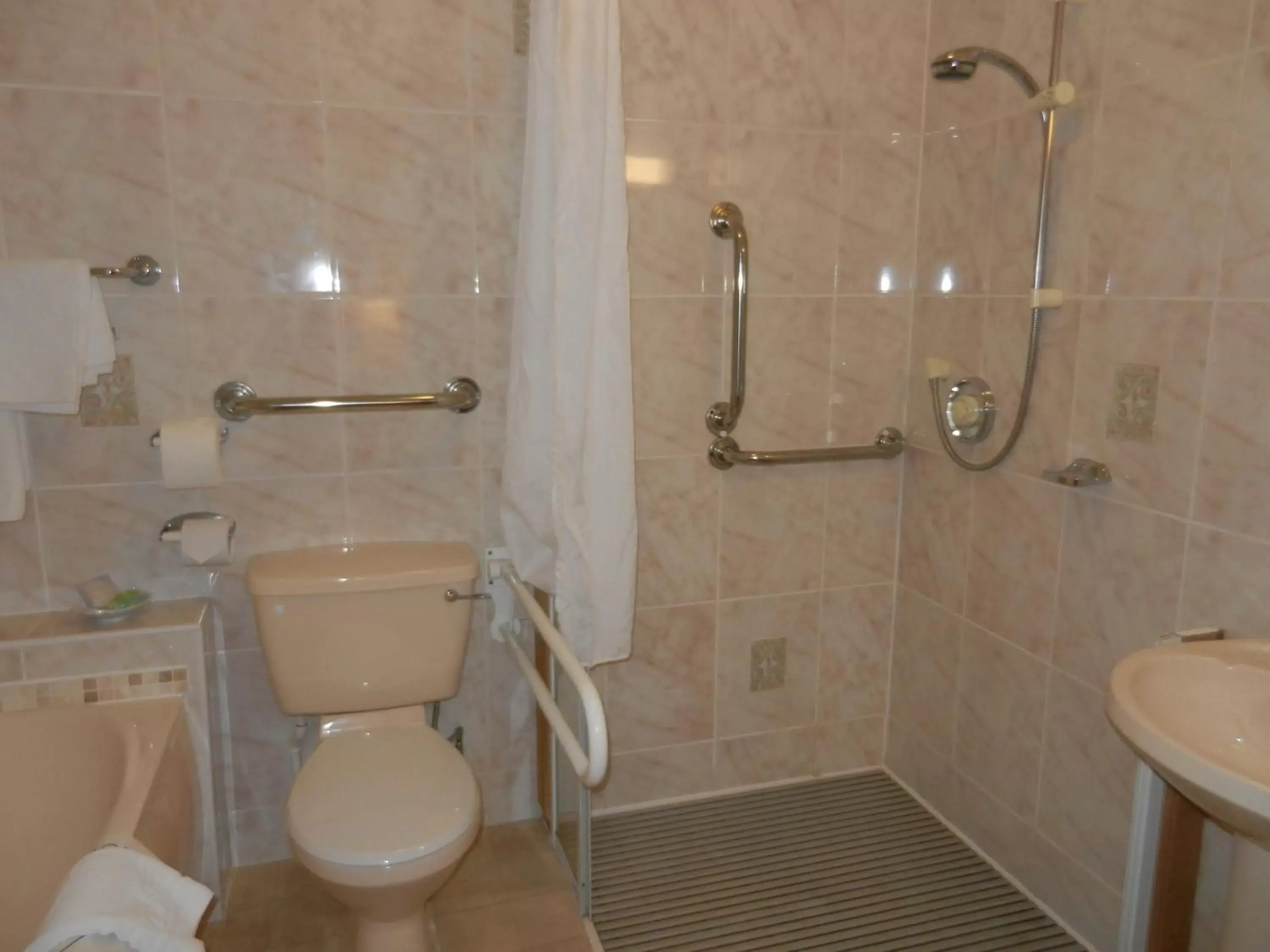Facility for disabled guests, Bathroom in Morangie Hotel Tain