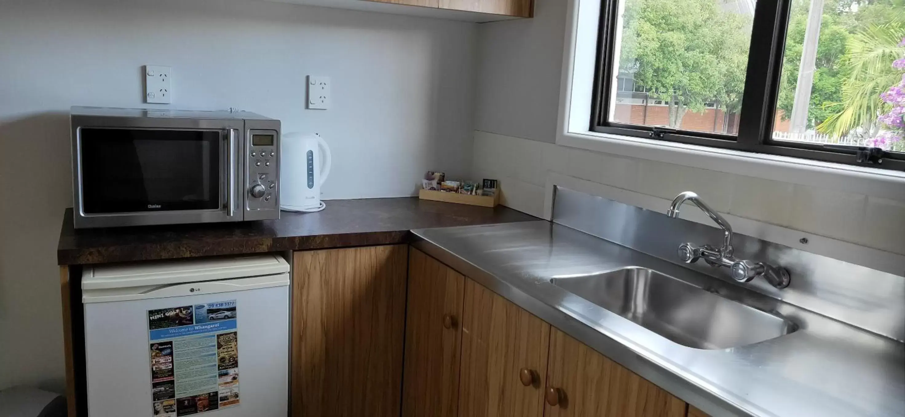 Kitchen or kitchenette, Kitchen/Kitchenette in Cypress Court Motel