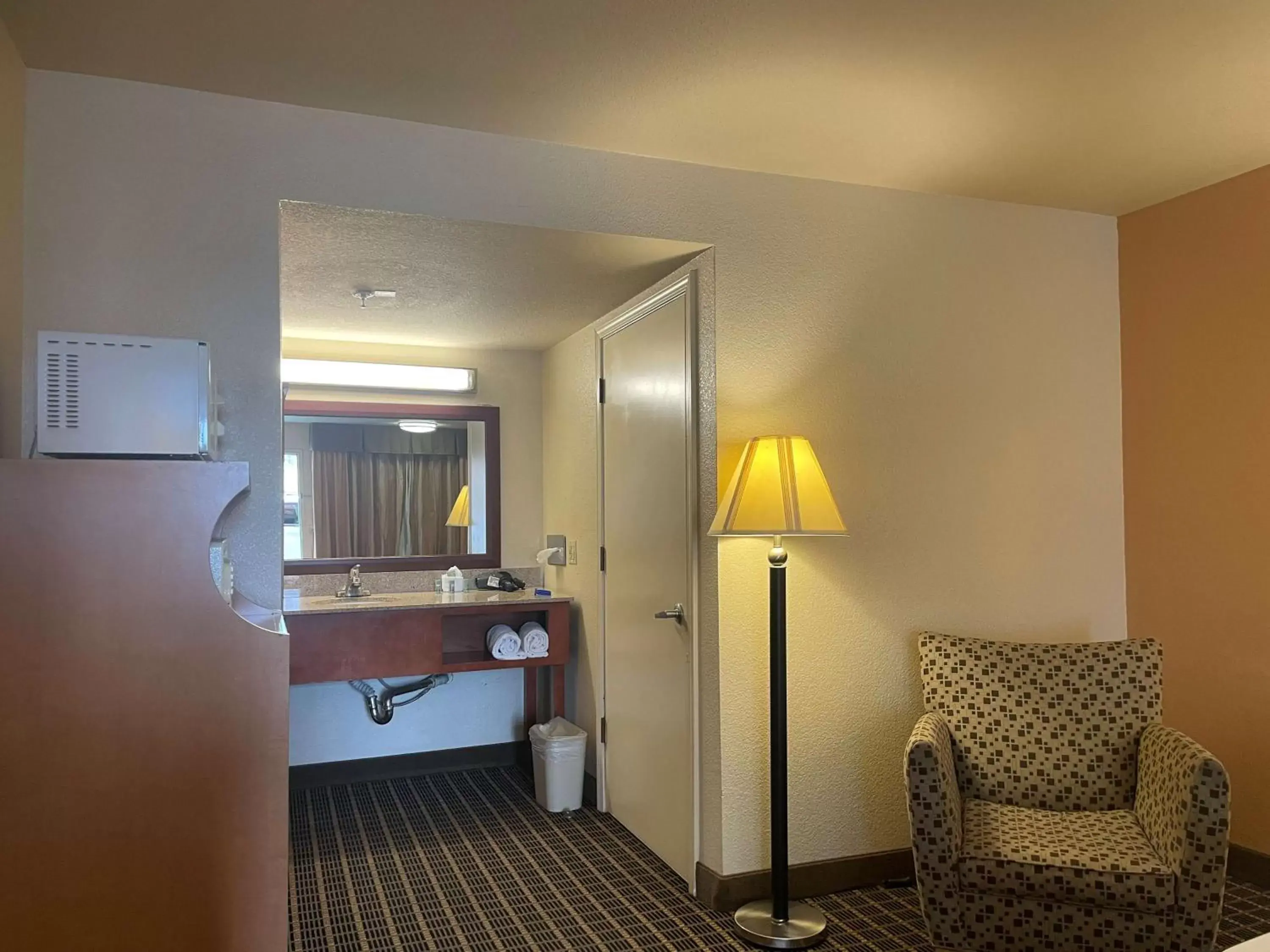 Bedroom, Kitchen/Kitchenette in SureStayPlus Hotel by Best Western San Jose Central City