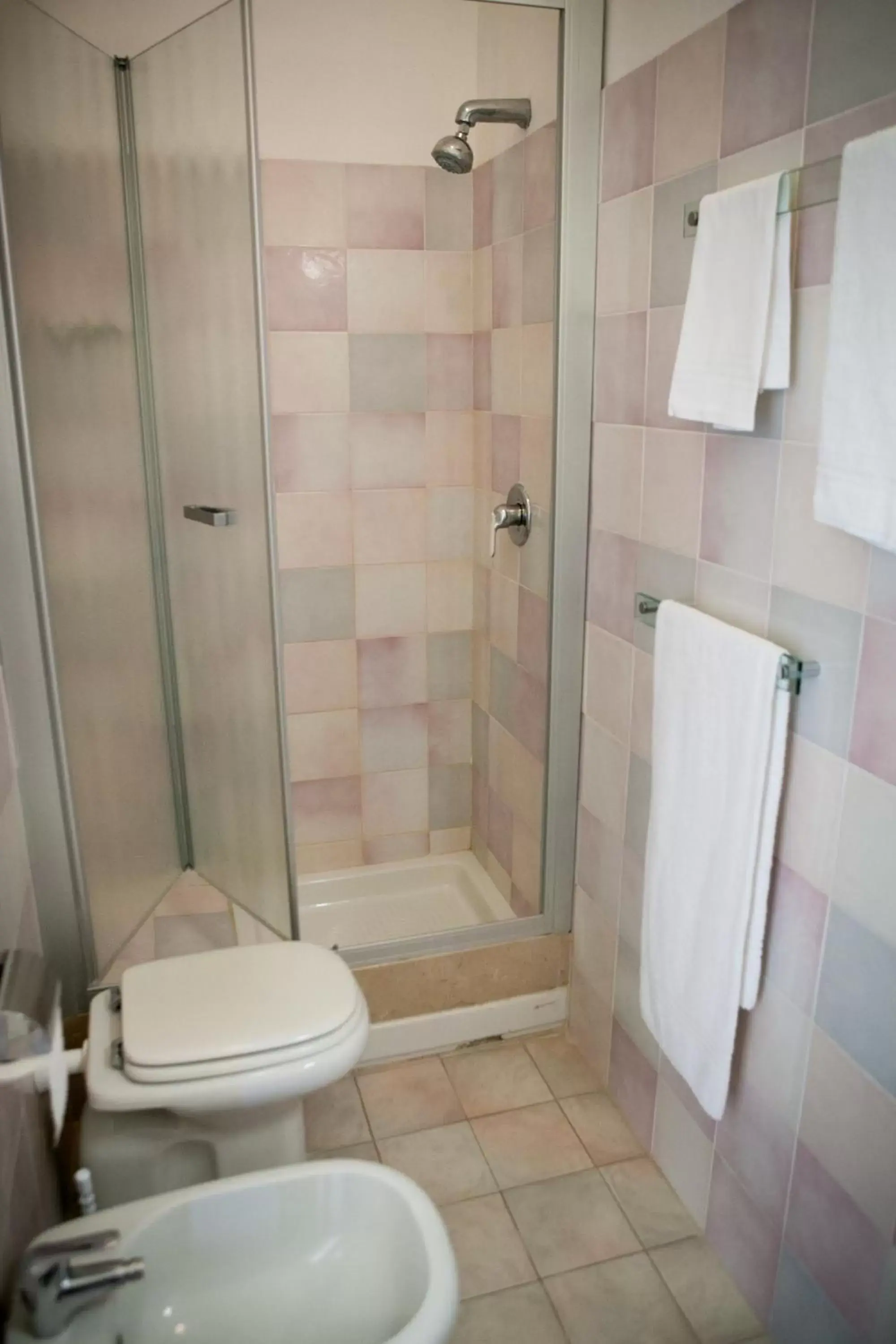 Shower, Bathroom in Hotel Giardino