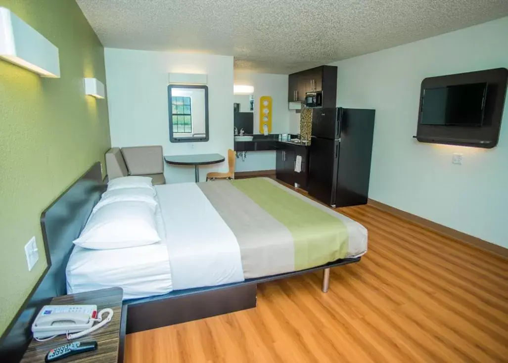 Bedroom in Motel 6-Palestine, TX