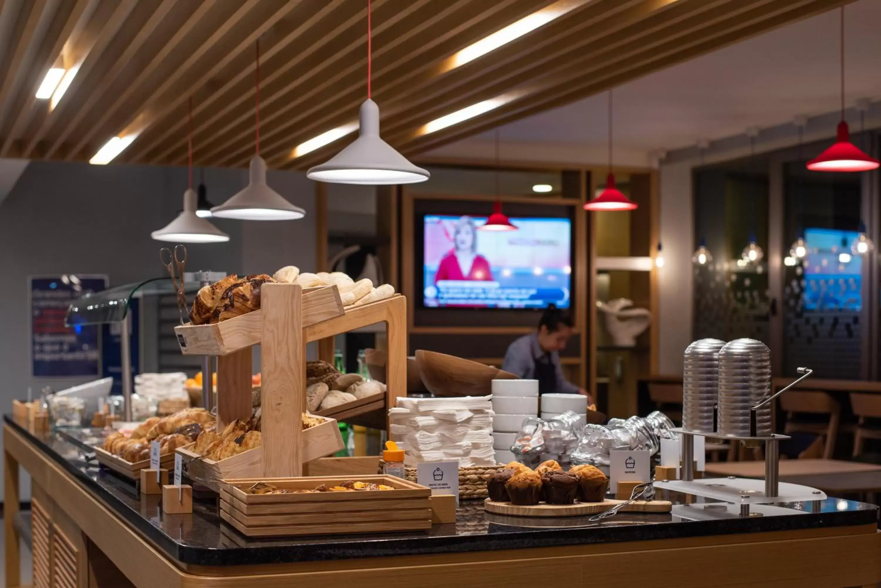 Breakfast, Restaurant/Places to Eat in Holiday Inn Express Lisbon Airport, an IHG Hotel