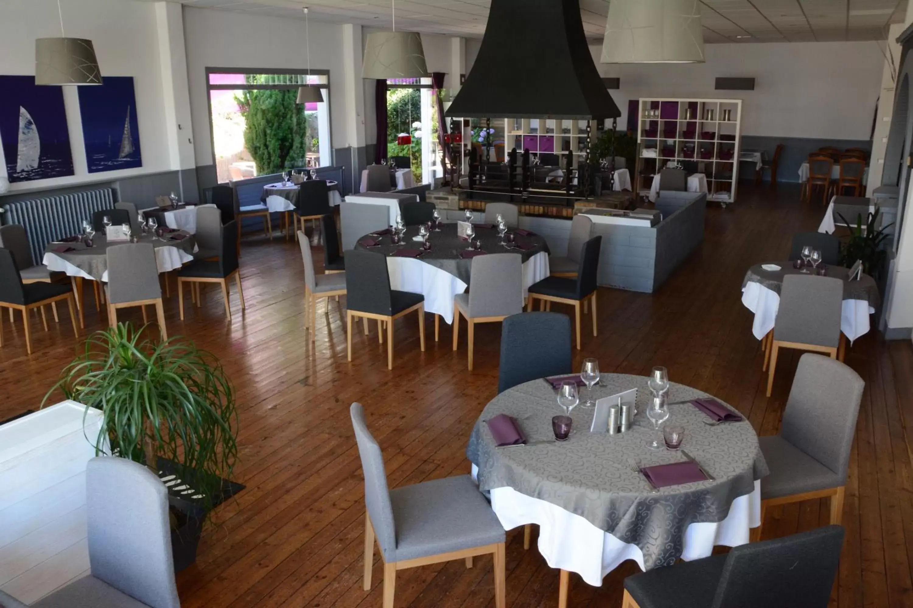 Lunch, Restaurant/Places to Eat in Logis Le Petit Trianon
