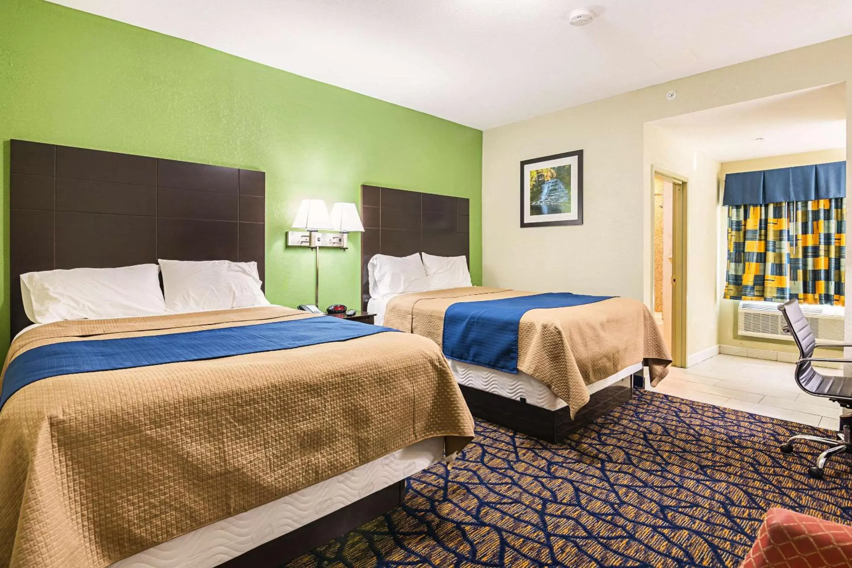 Photo of the whole room, Bed in Rodeway Inn and Suites Ithaca