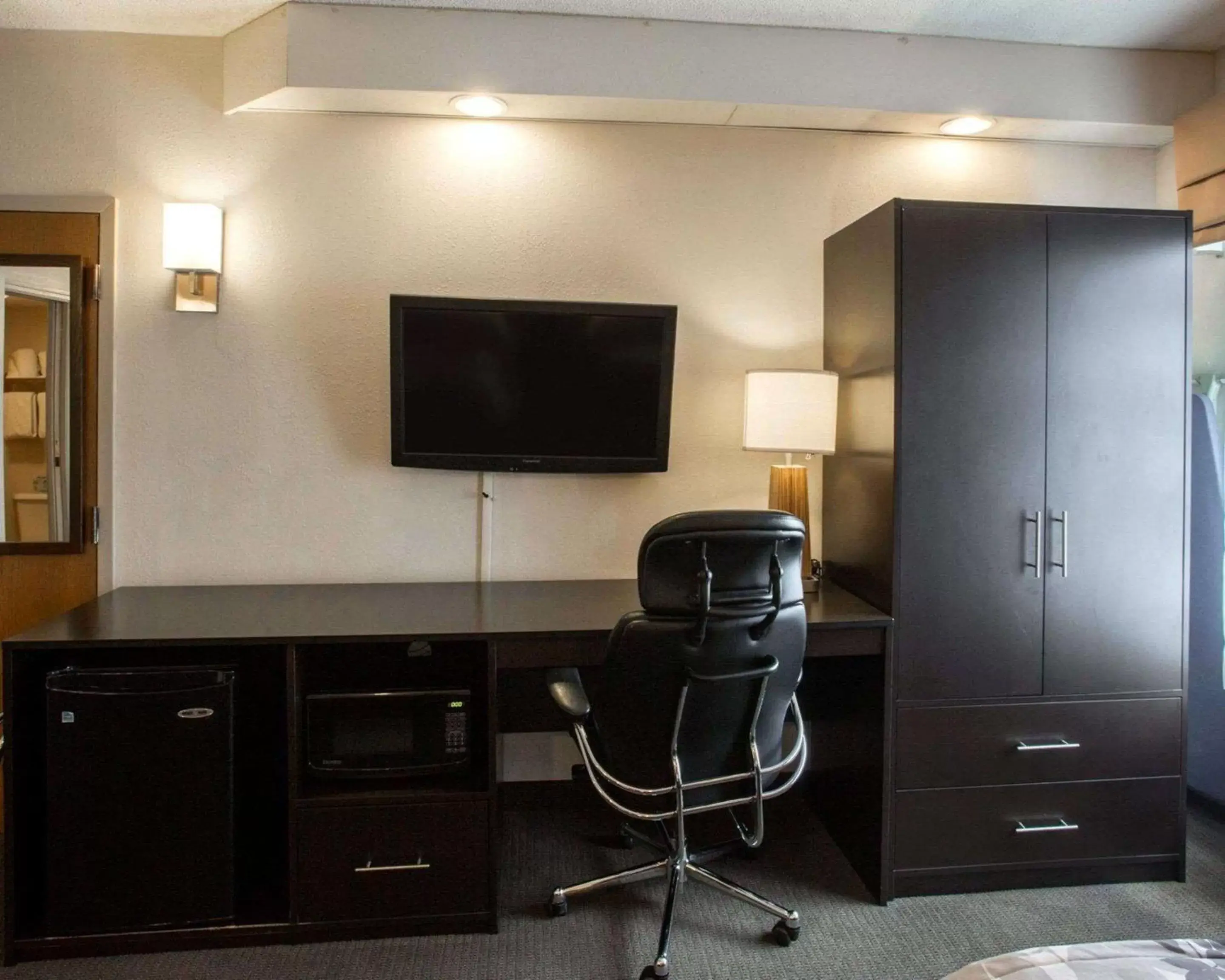 Photo of the whole room, TV/Entertainment Center in Sleep Inn Nashville - Brentwood - Cool Springs