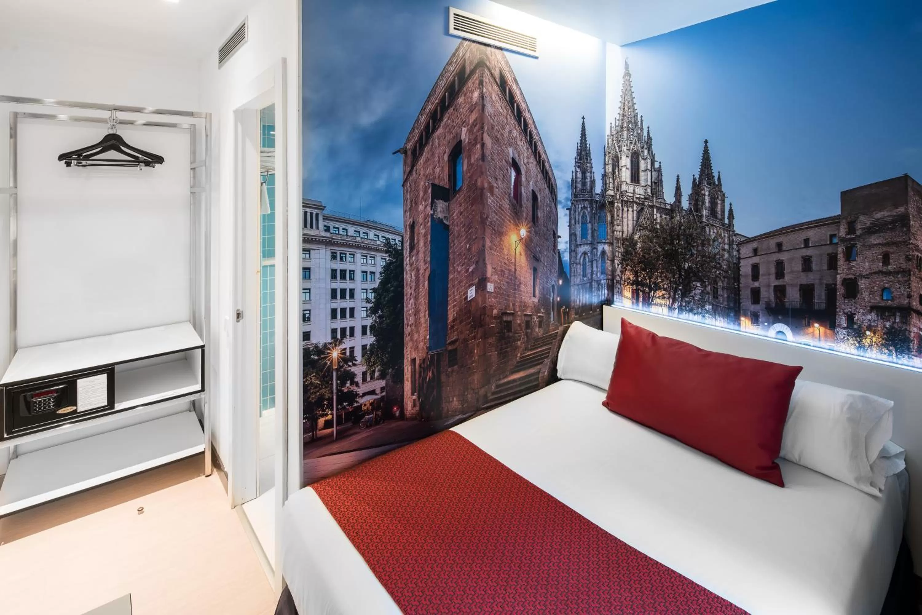 Photo of the whole room, Bed in Catalonia Avinyo