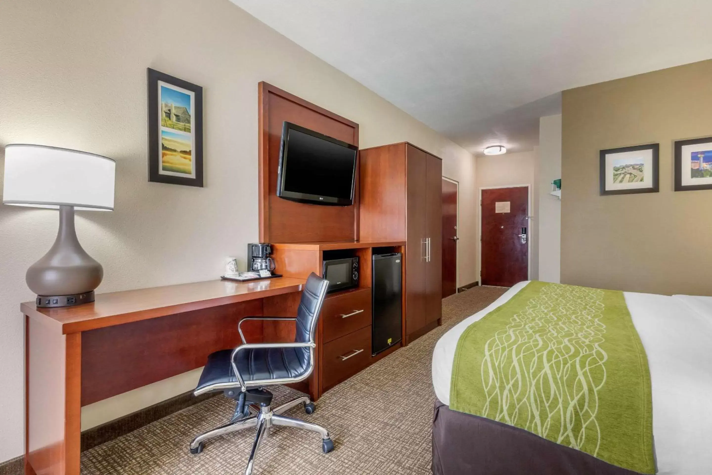 Photo of the whole room, TV/Entertainment Center in Comfort Inn Lenoir City