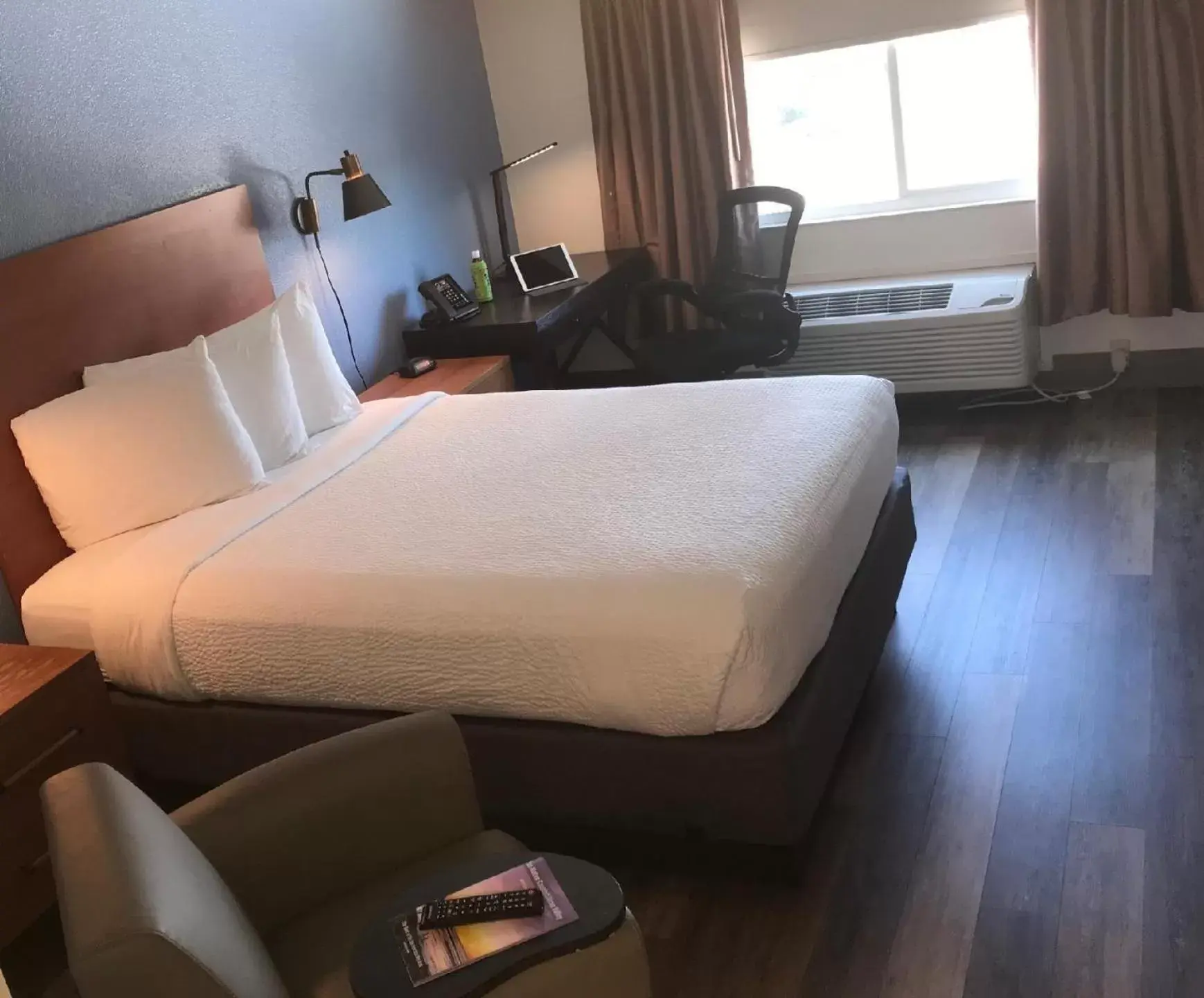 Photo of the whole room, Bed in Hotel Focus SFO