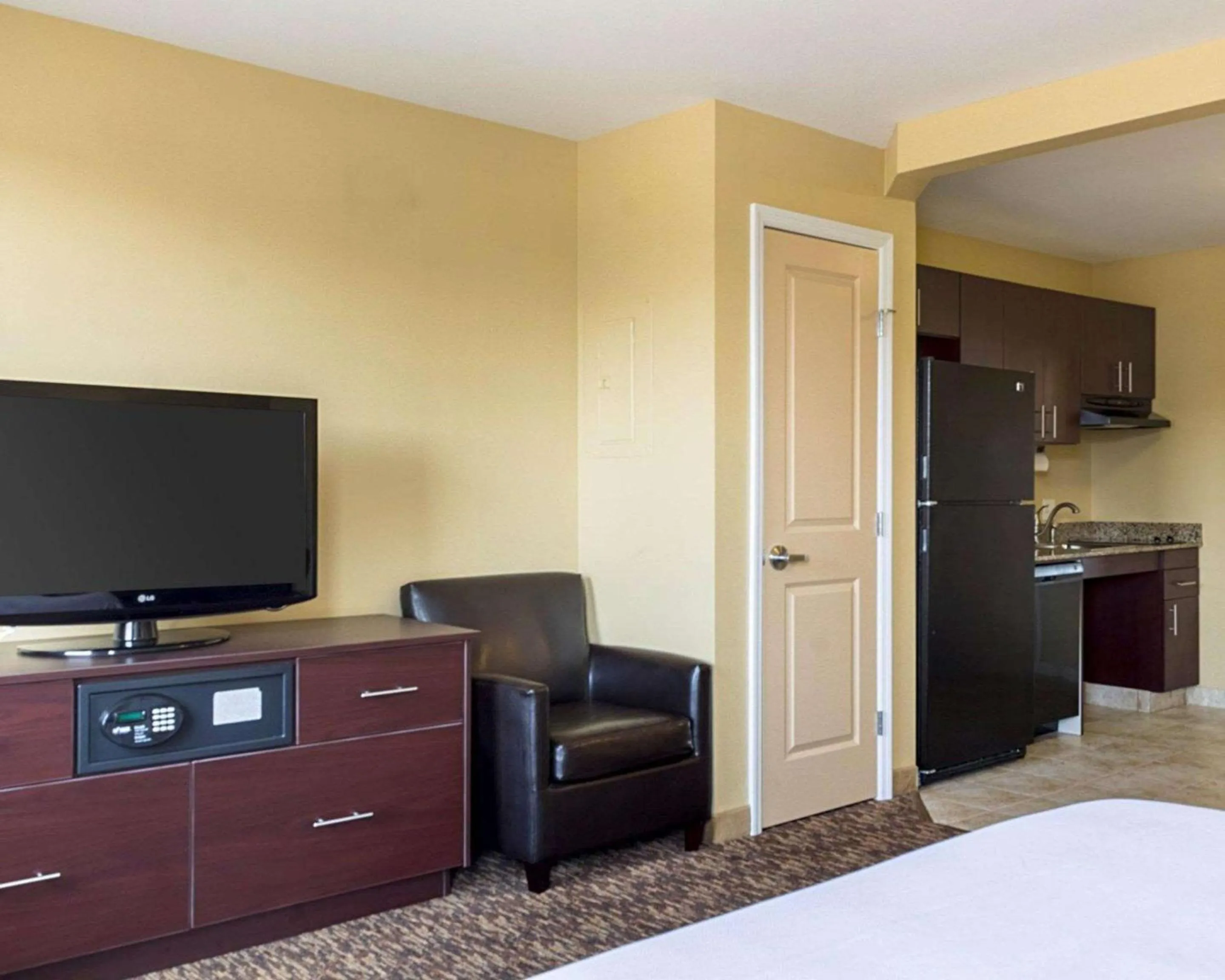 Coffee/tea facilities, Bed in MainStay Suites Minot