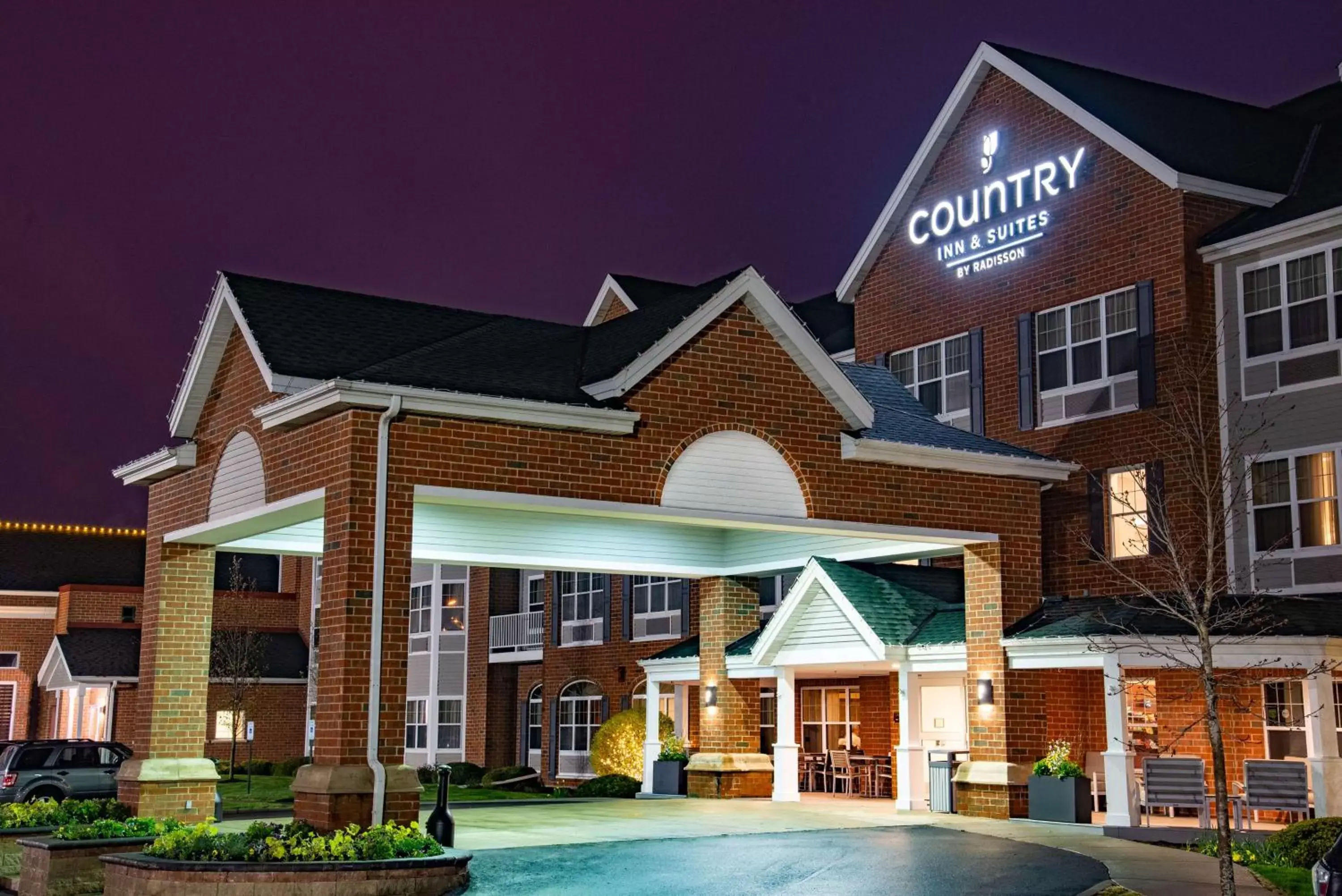 Property Building in Country Inn & Suites by Radisson, Milwaukee West (Brookfield), WI