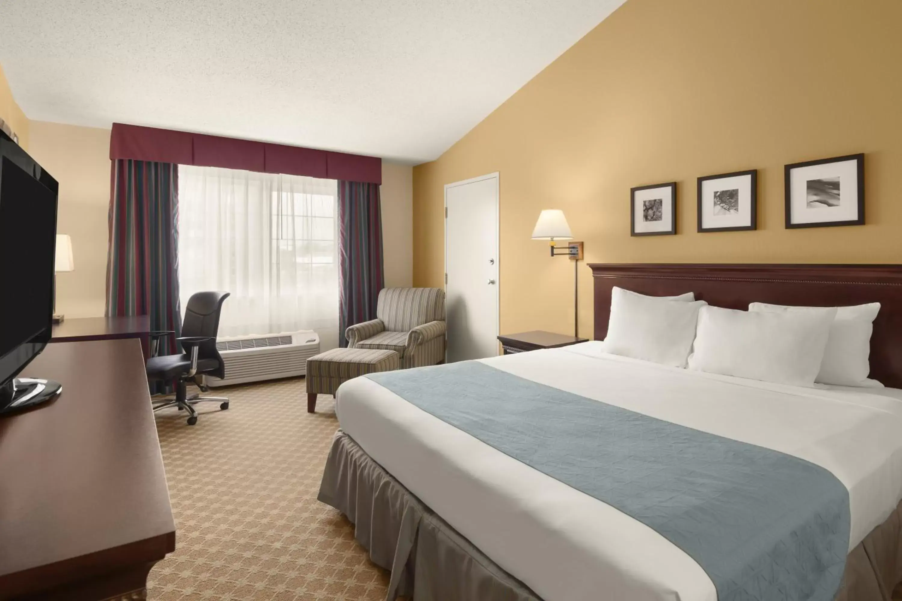 Photo of the whole room in Country Inn & Suites by Radisson, Sioux Falls, SD