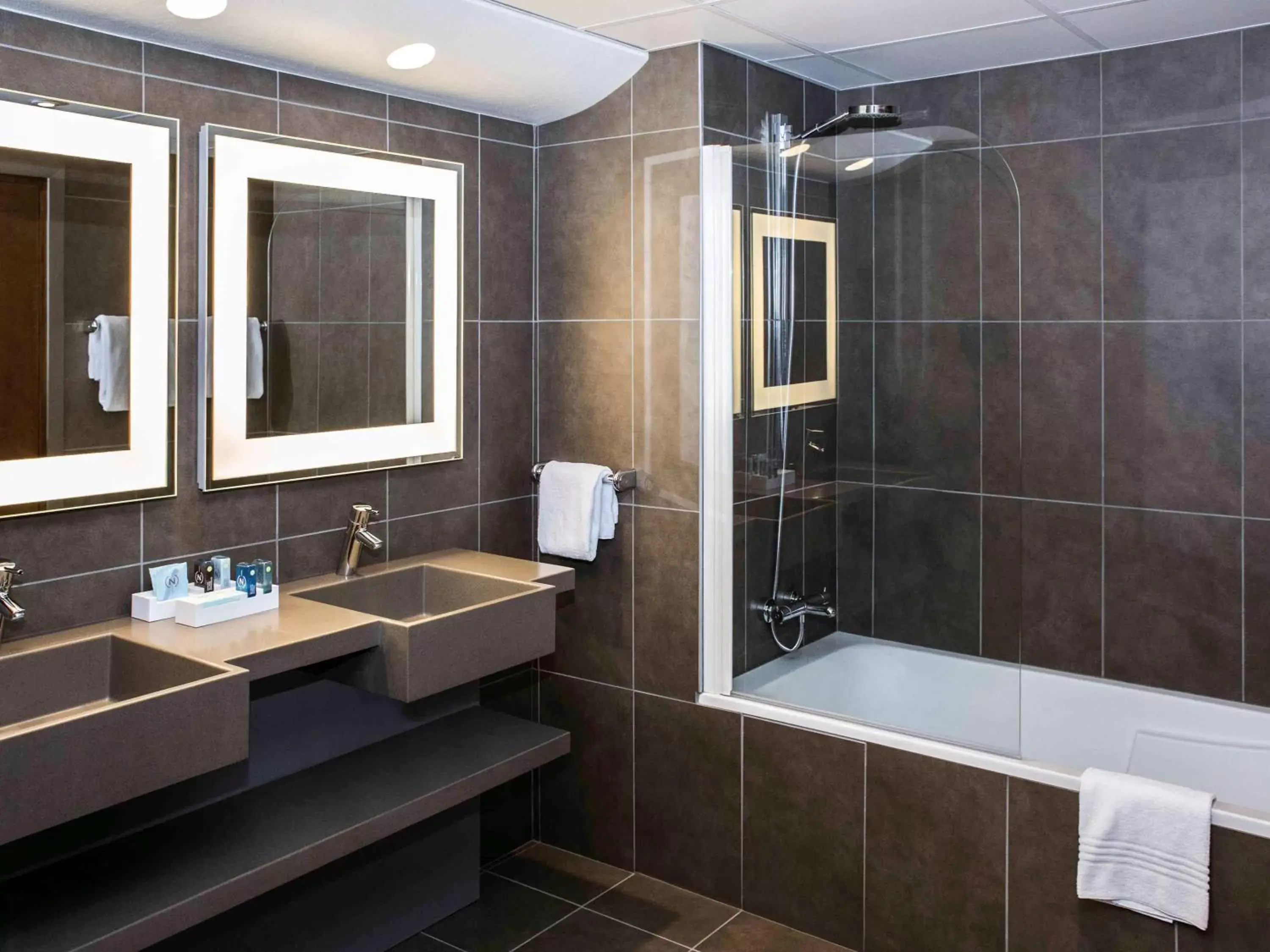 Photo of the whole room, Bathroom in Novotel Grenoble Centre