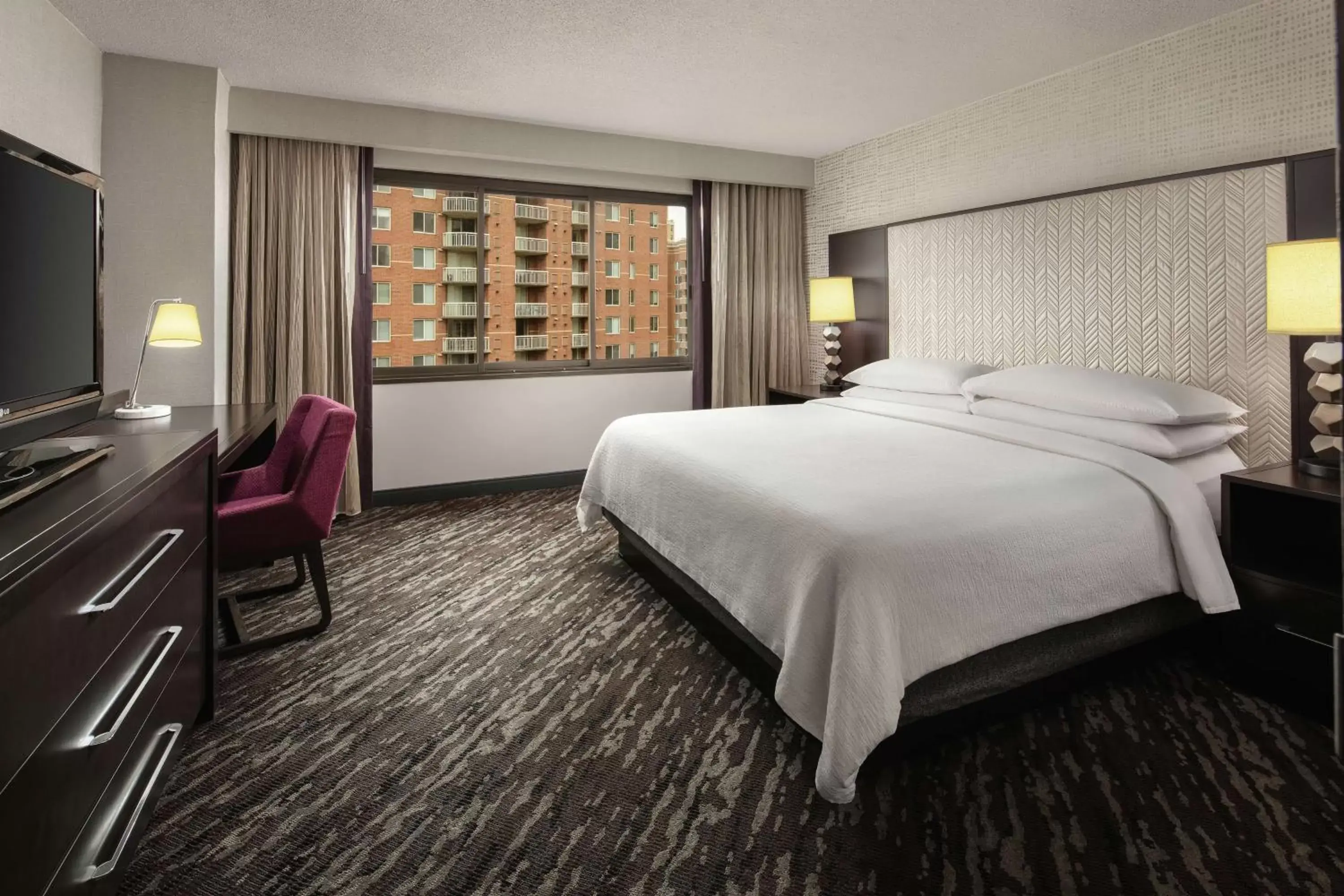 Bedroom, Bed in Embassy Suites by Hilton Crystal City National Airport