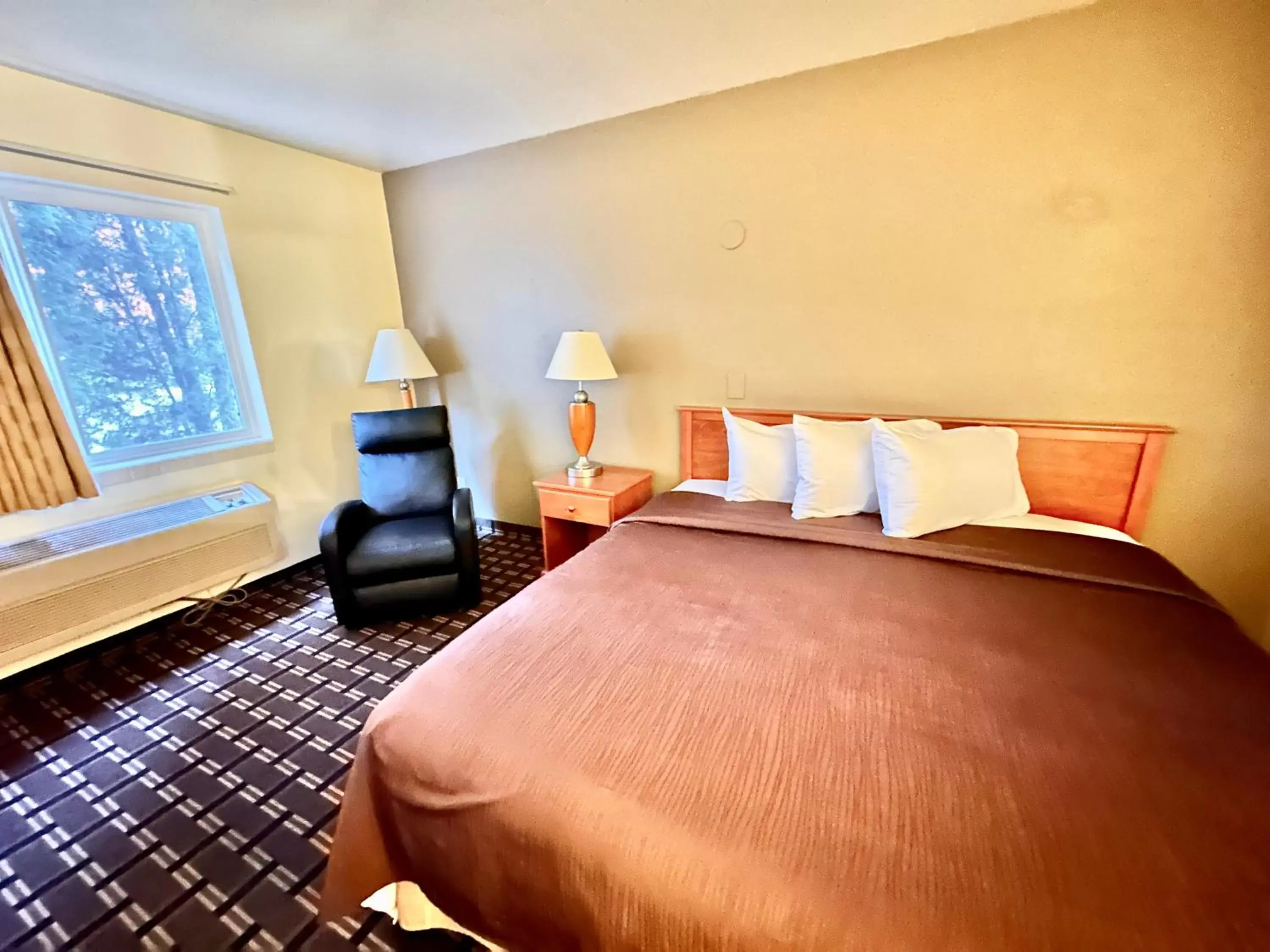 Bedroom, Bed in FairBridge Inn & Suites Kellogg