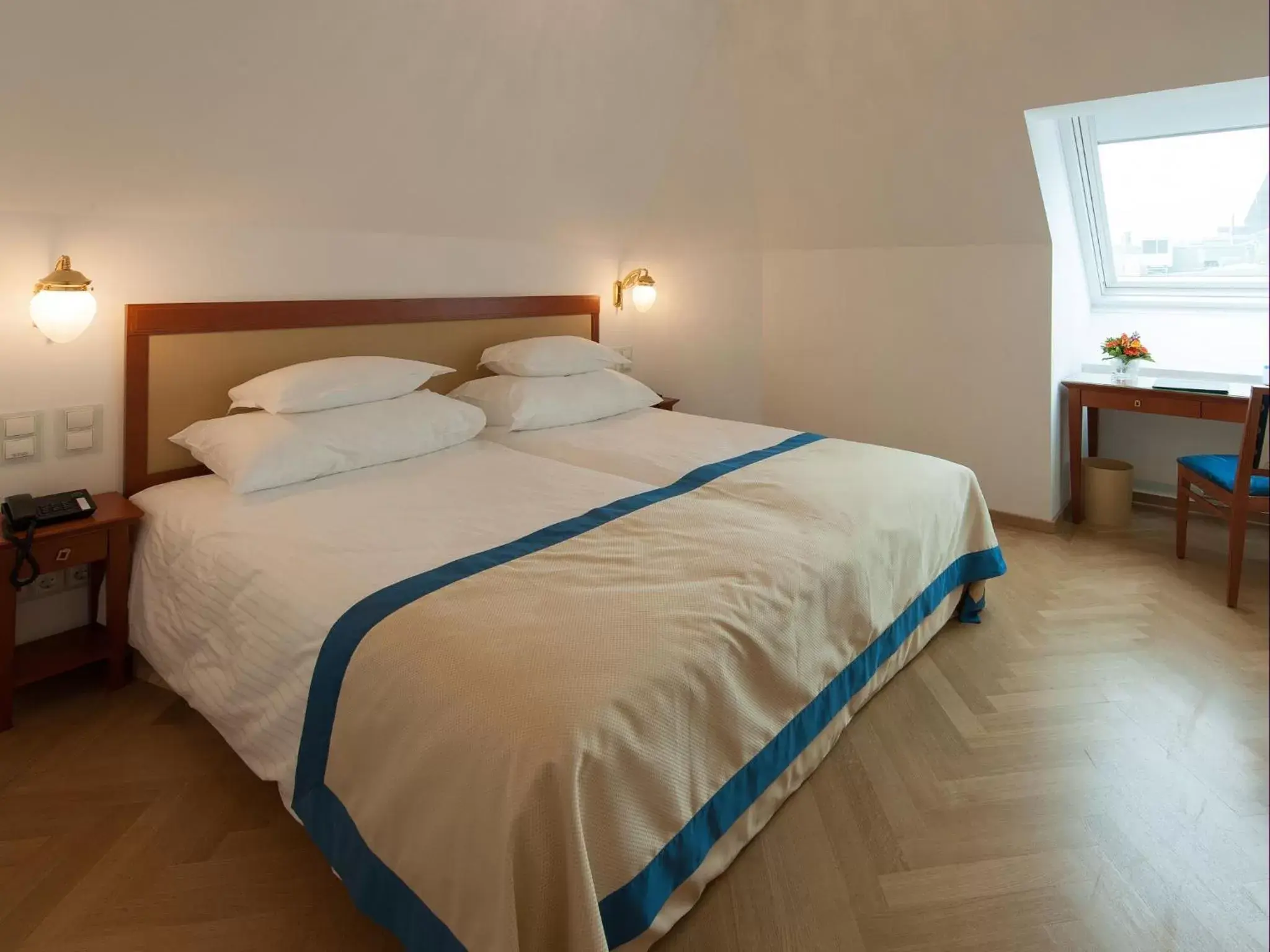 Bedroom, Bed in Hotel Ambassador Bedroom, Bed in Hotel Ambassador