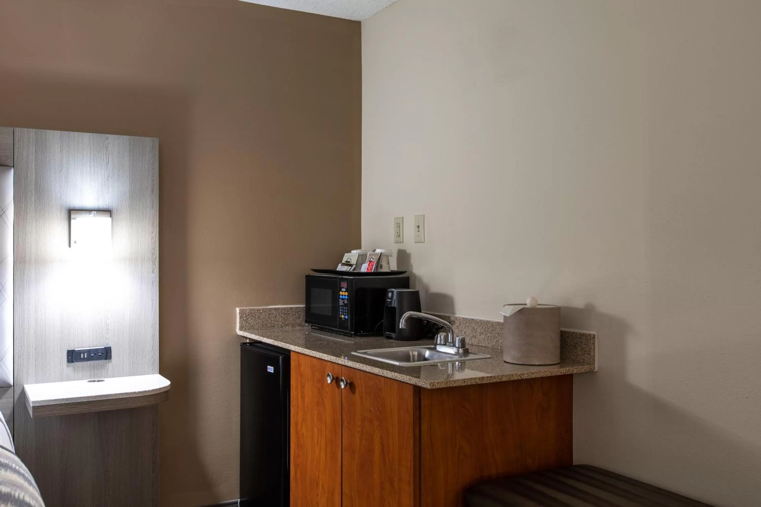 Coffee/tea facilities in Wingate by Wyndham Charlotte Concord Mills/Speedway