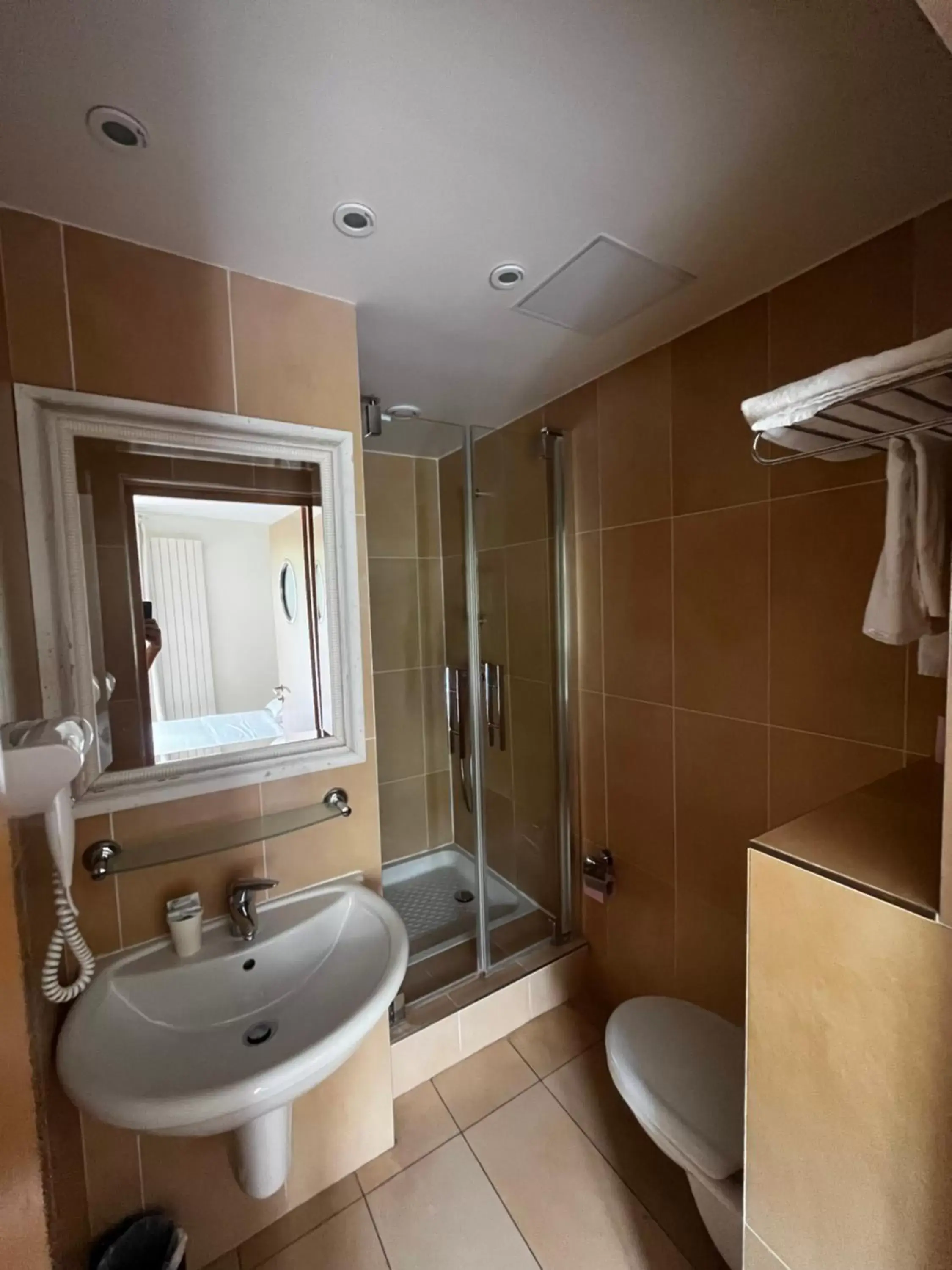 Shower, Bathroom in Hôtel Tingis
