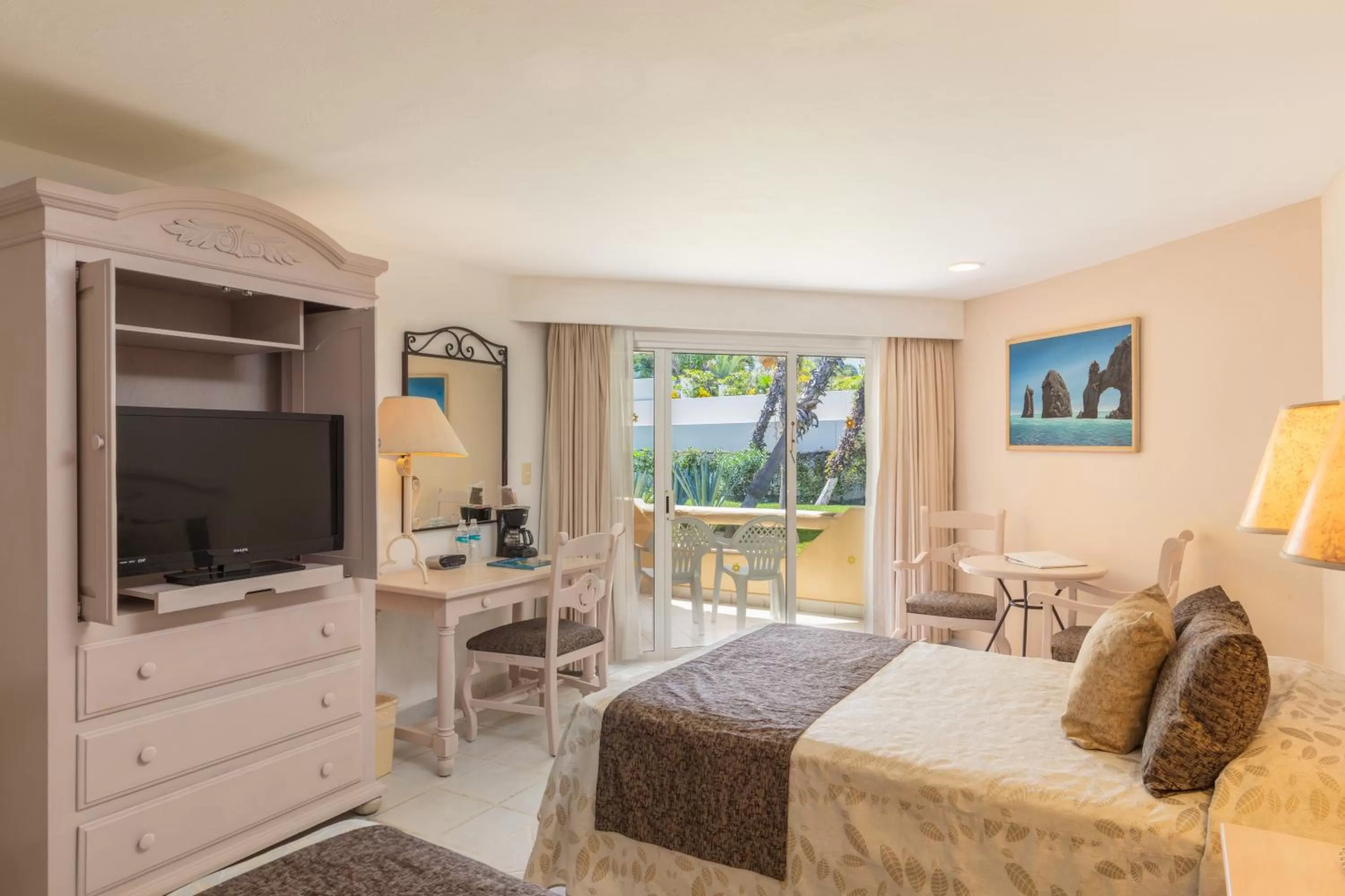 Photo of the whole room, Bed in Posada Real Los Cabos