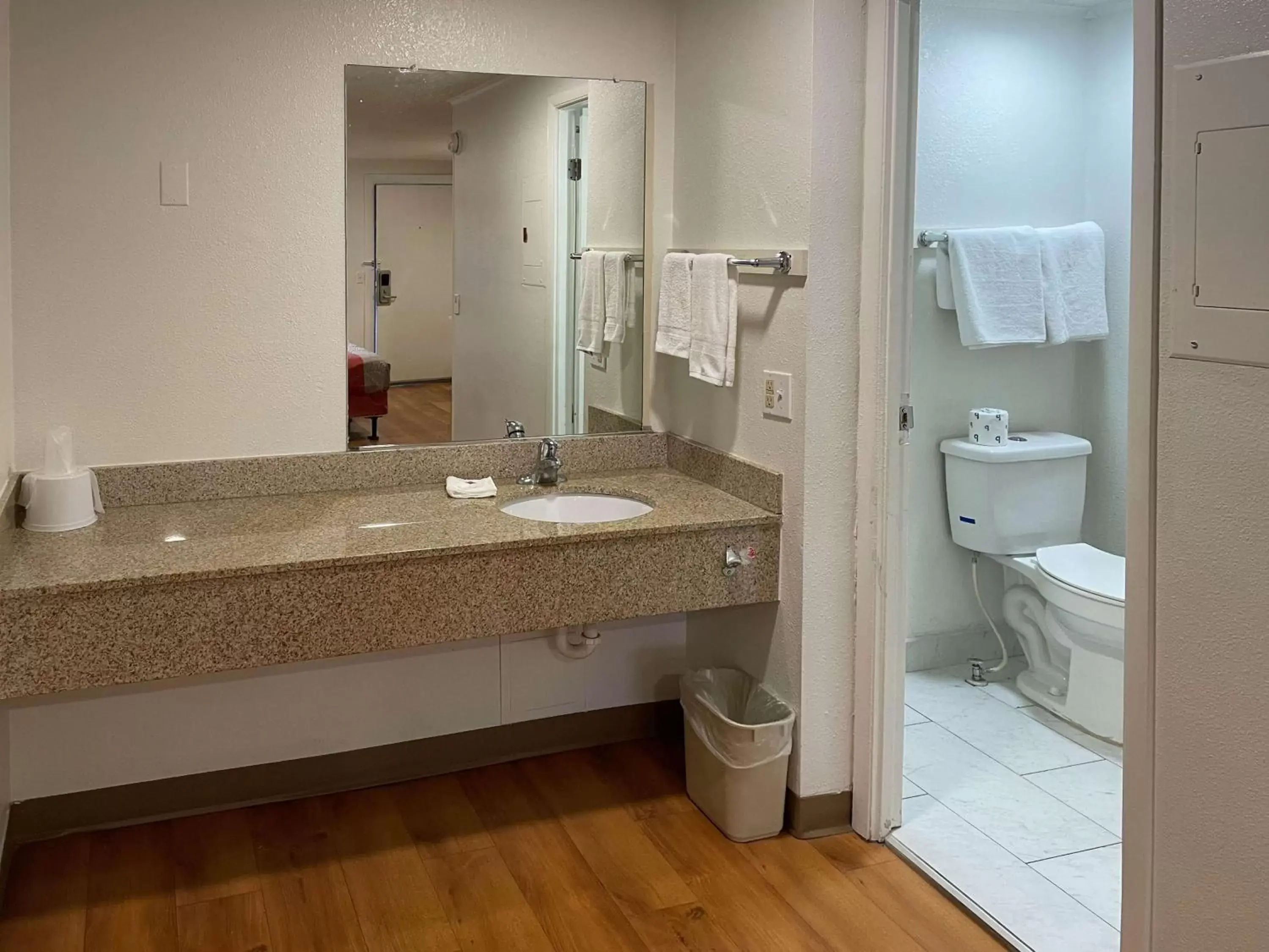 Bedroom, Bathroom in Motel 6 Hagerstown, MD