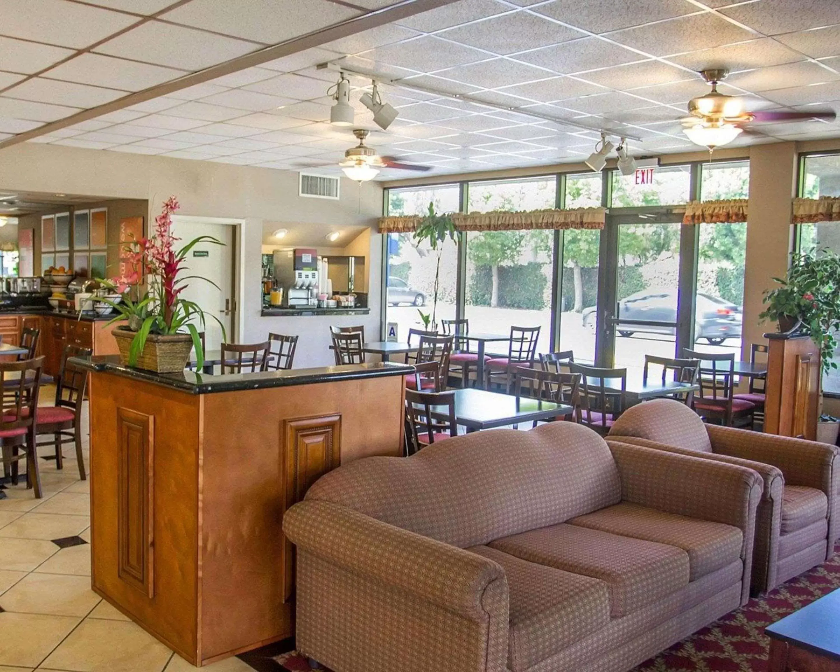 Lobby or reception, Lounge/Bar in Quality Inn Riverside near UCR and Downtown