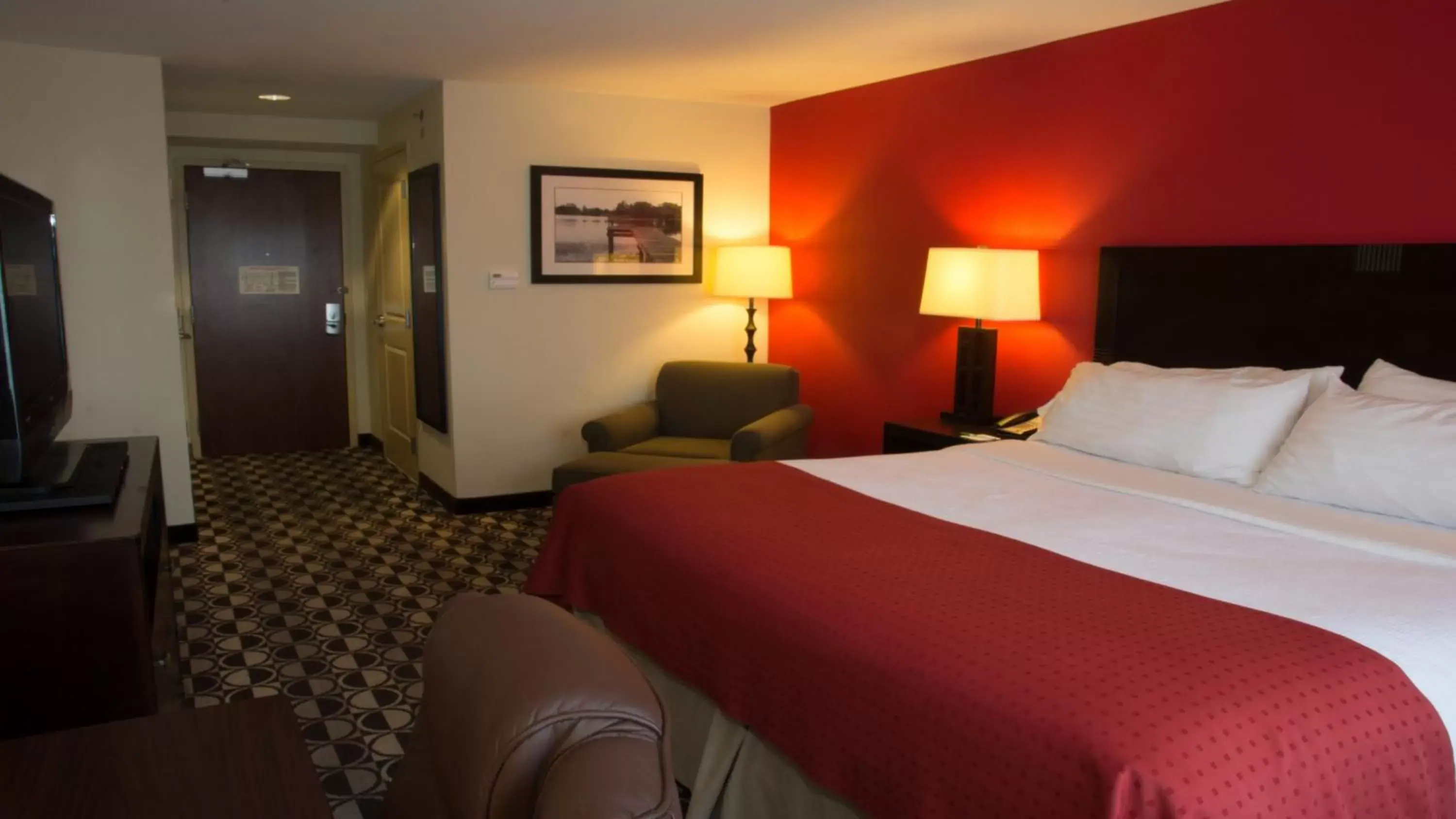 Photo of the whole room, Bed in Holiday Inn Saint Louis-Fairview Heights, an IHG Hotel