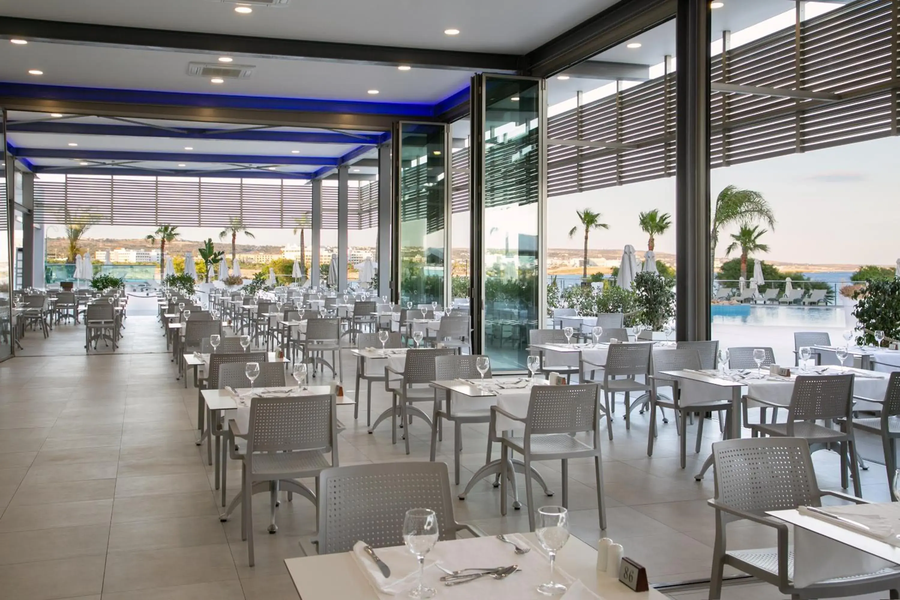 Restaurant/Places to Eat in Asterias Beach Hotel