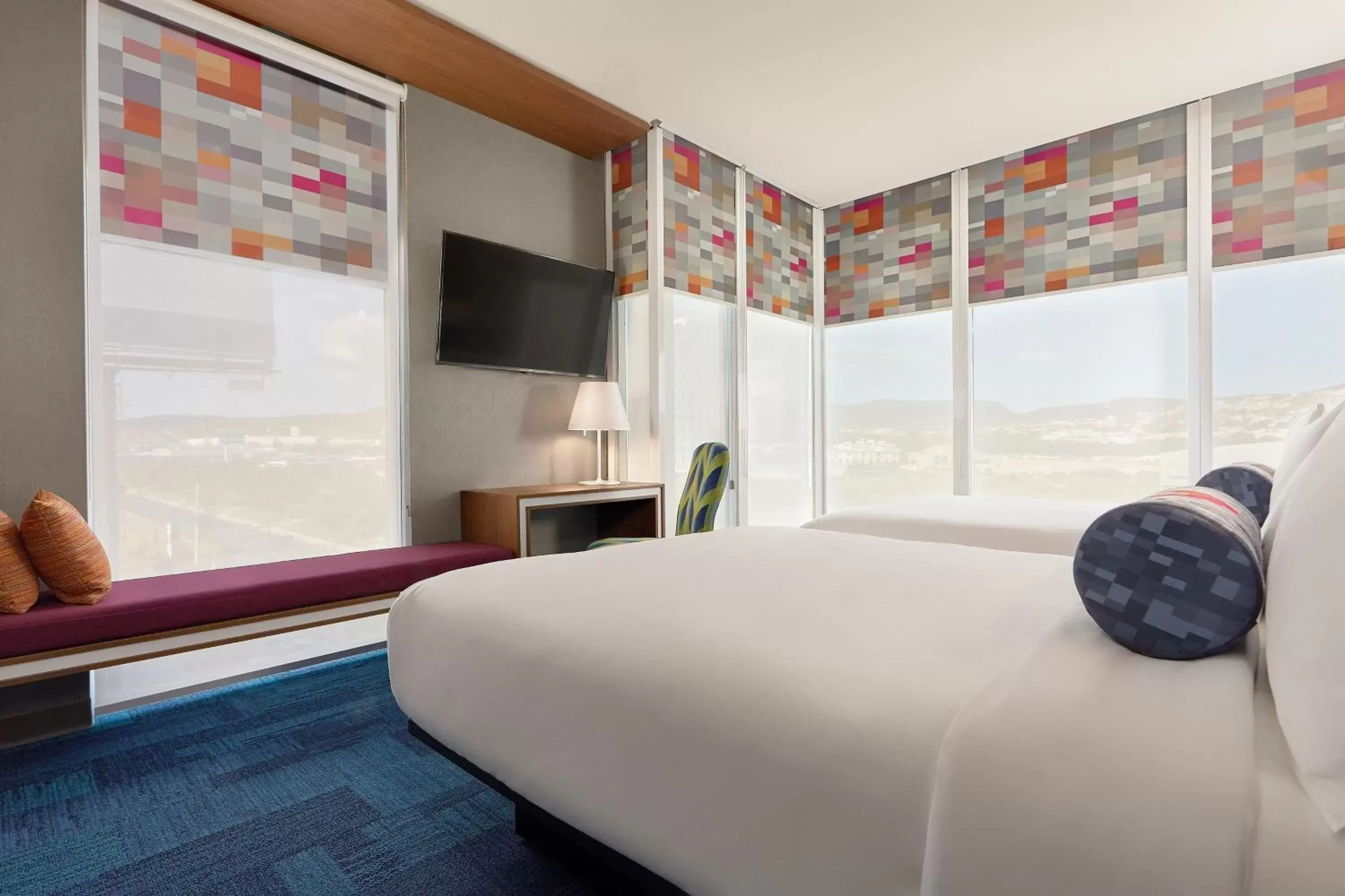 Photo of the whole room, Bed in Aloft Queretaro