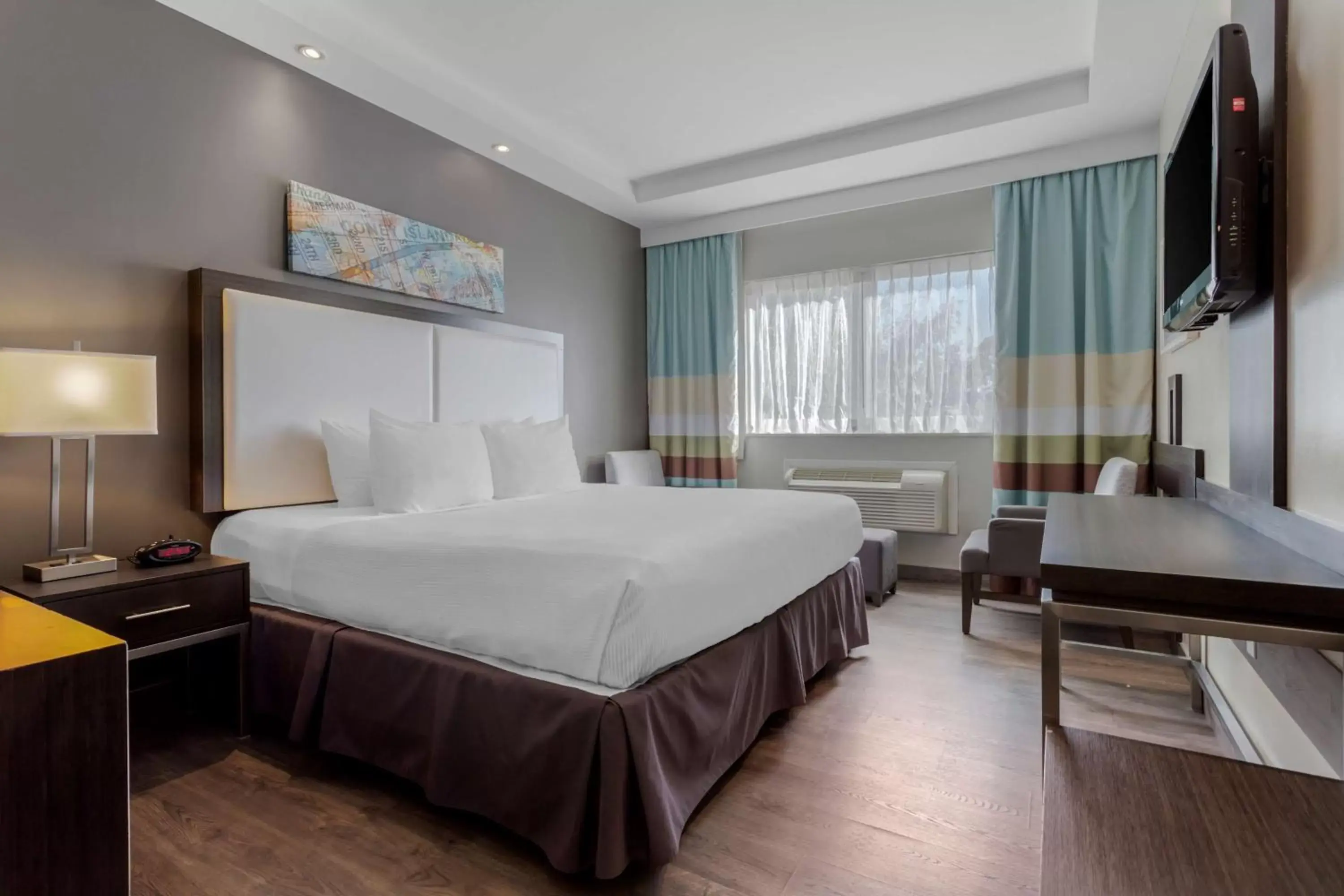 King Room with Roll-In Shower - Disability Access in Best Western Plus Brooklyn Bay Hotel King Room with Roll-In Shower - Disability Access in Best Western Plus Brooklyn Bay Hotel