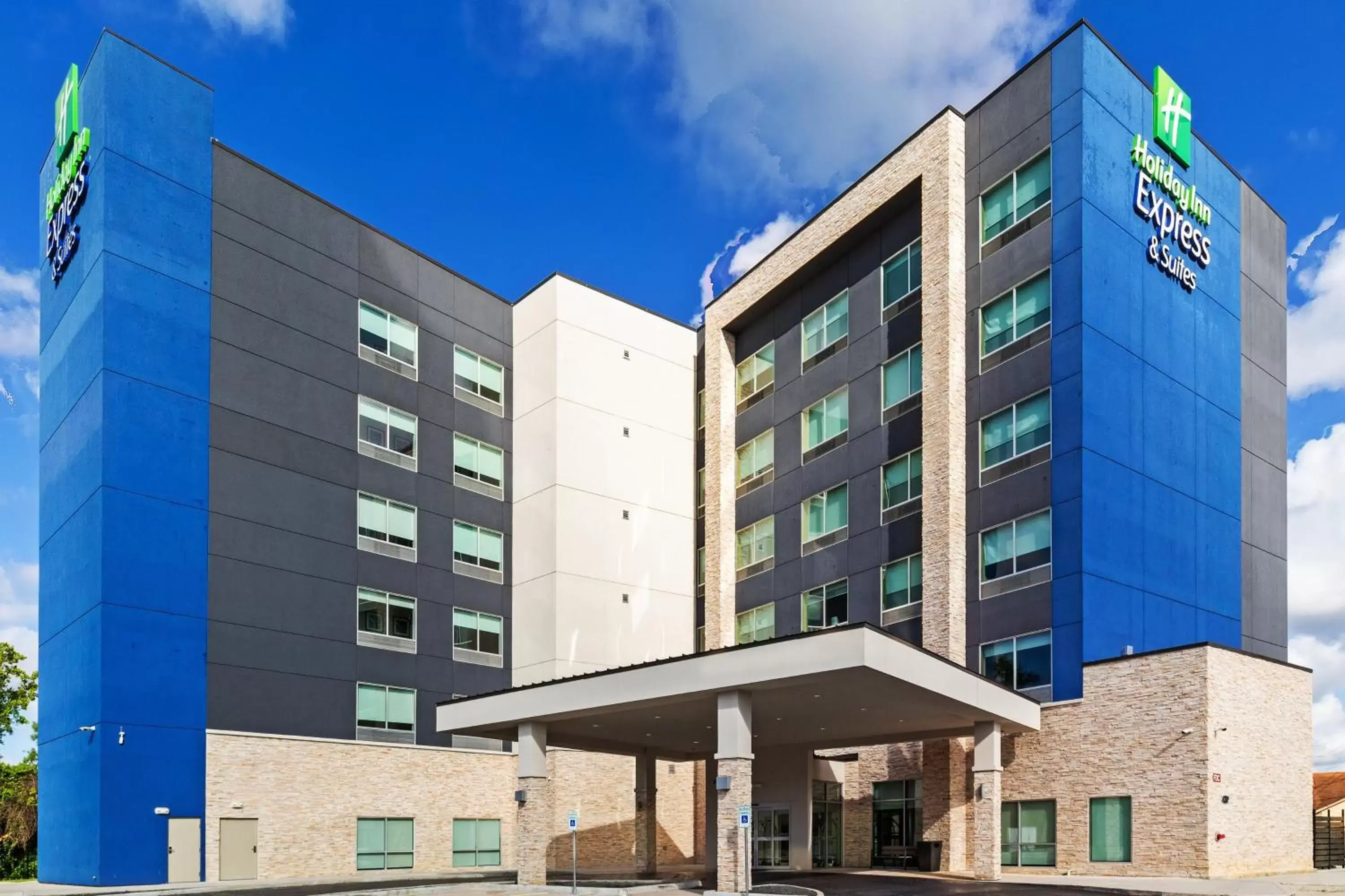Property Building in Holiday Inn Express & Suites - Houston - N Downtown, an IHG Hotel