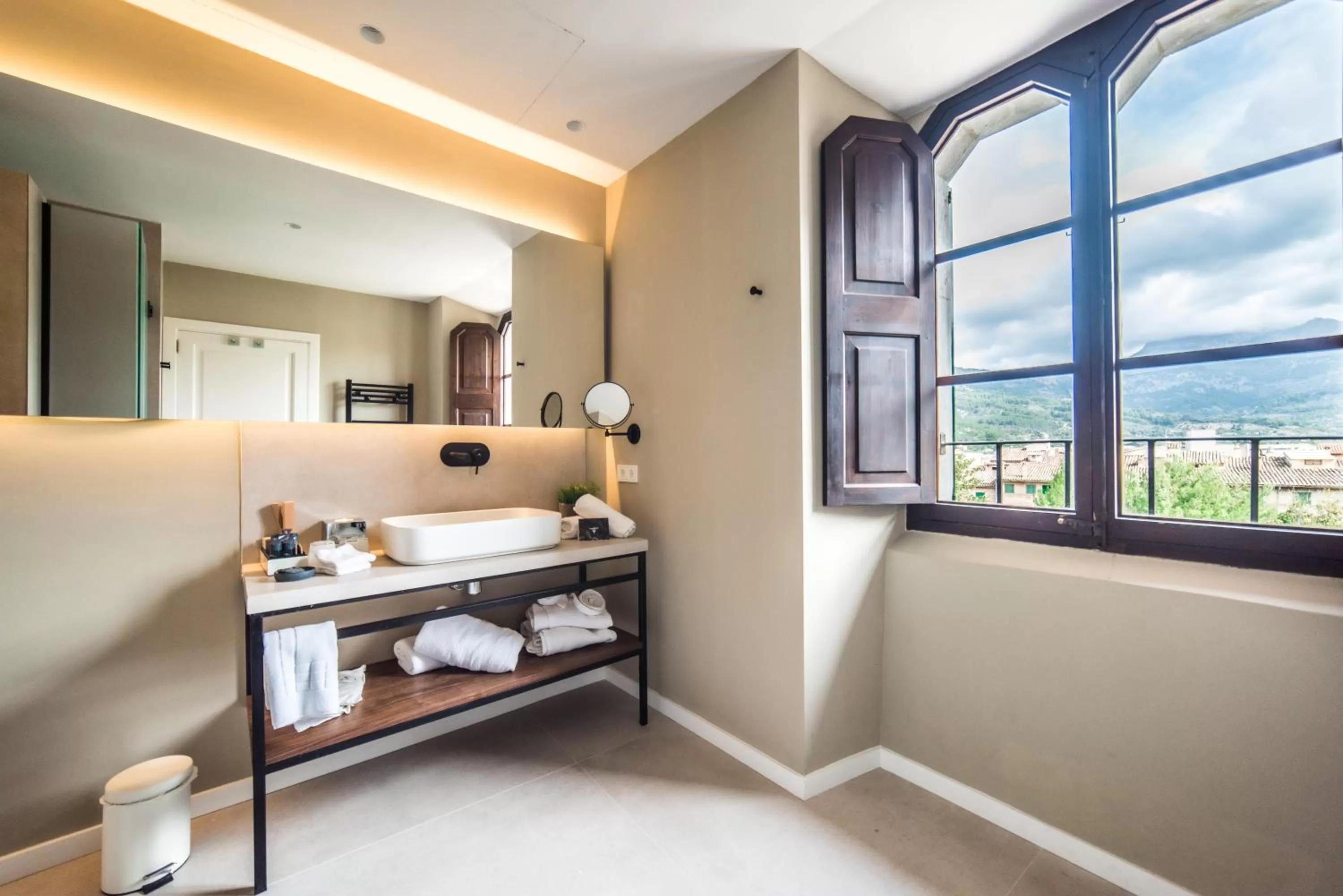 Bathroom, Bed in L'Avenida