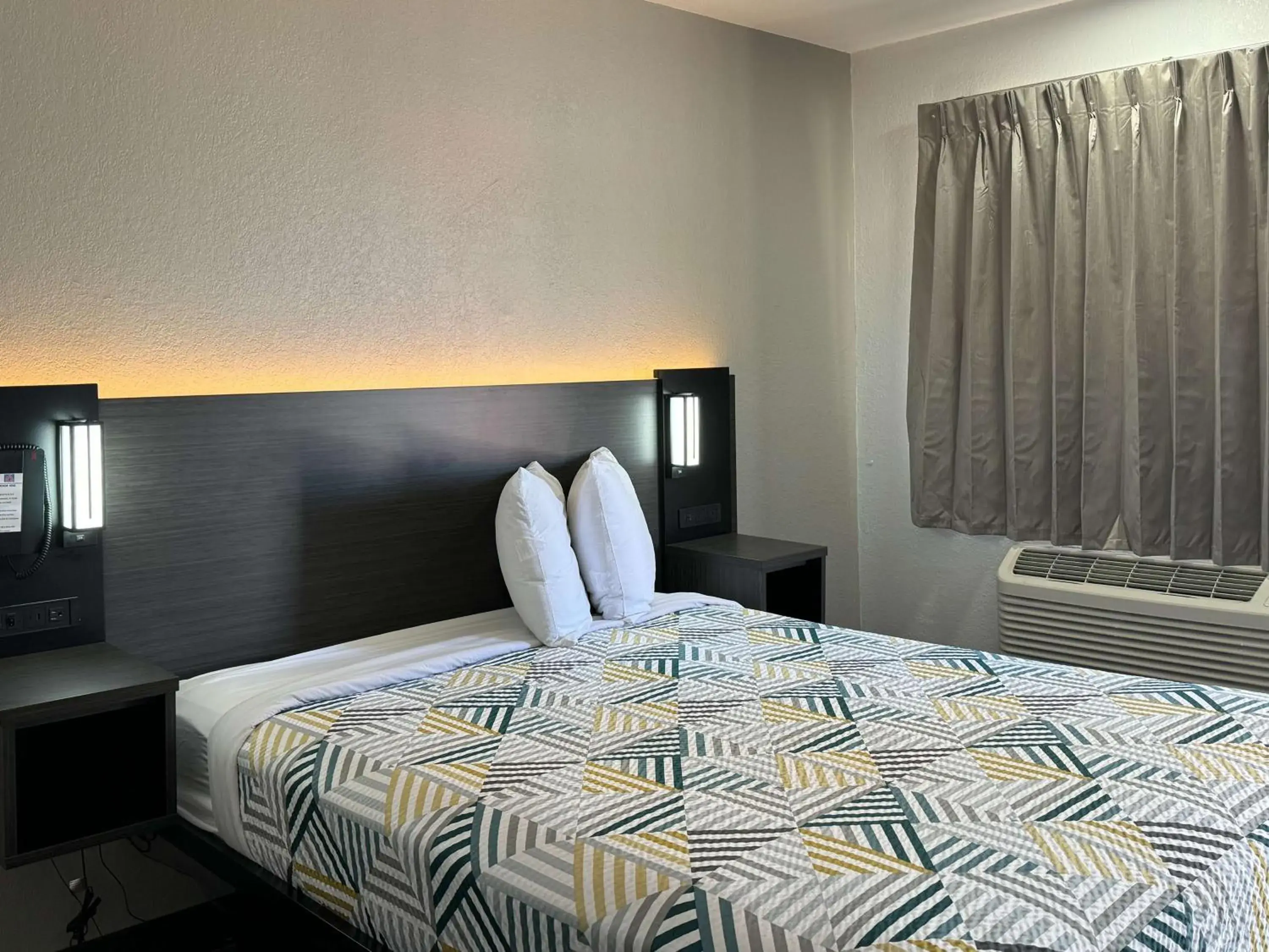 Bedroom, Bed in Motel 6-Bradenton, FL