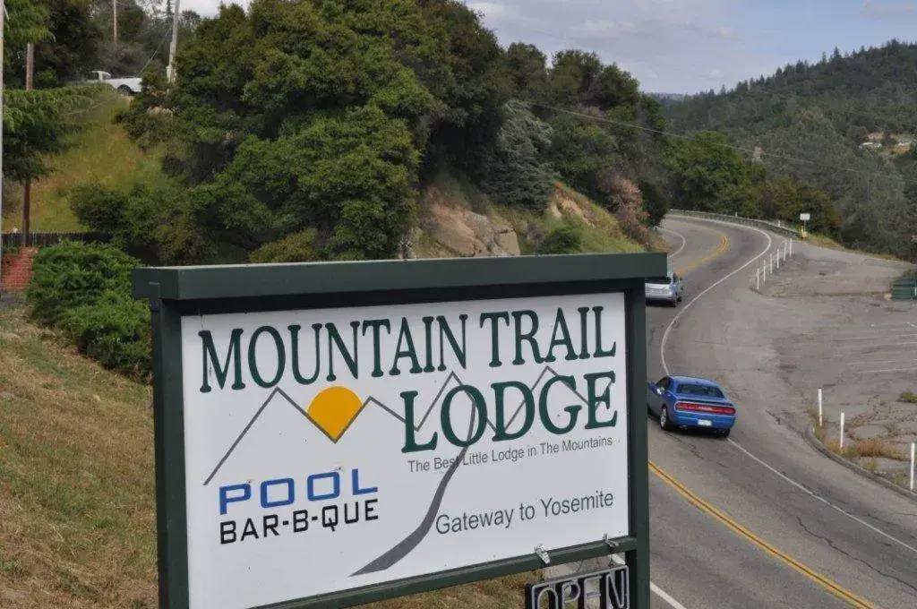 Facade/entrance, Property Logo/Sign in Mountain Trail Lodge and Vacation Rentals