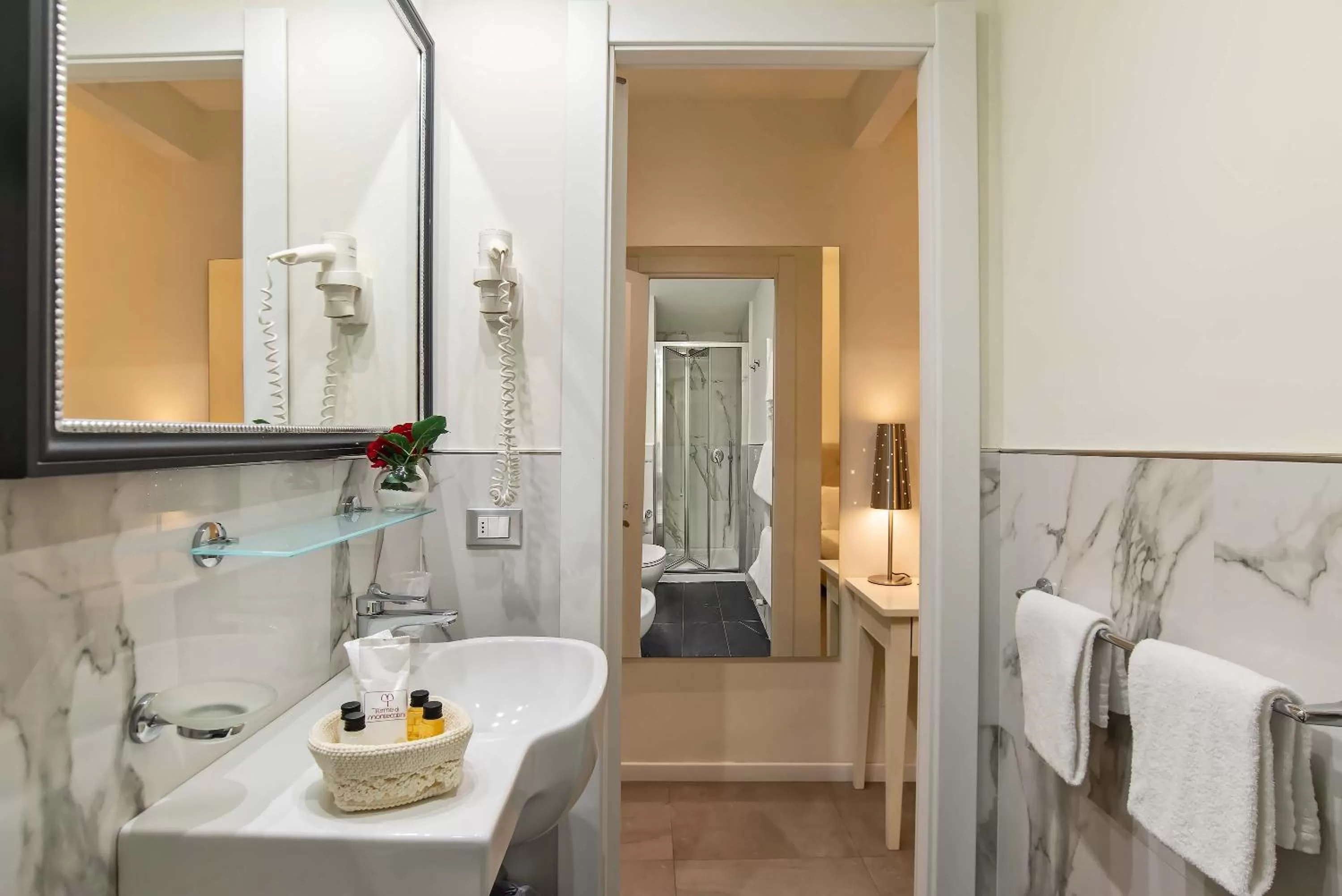 Bathroom, Bed in Hotel Accademia