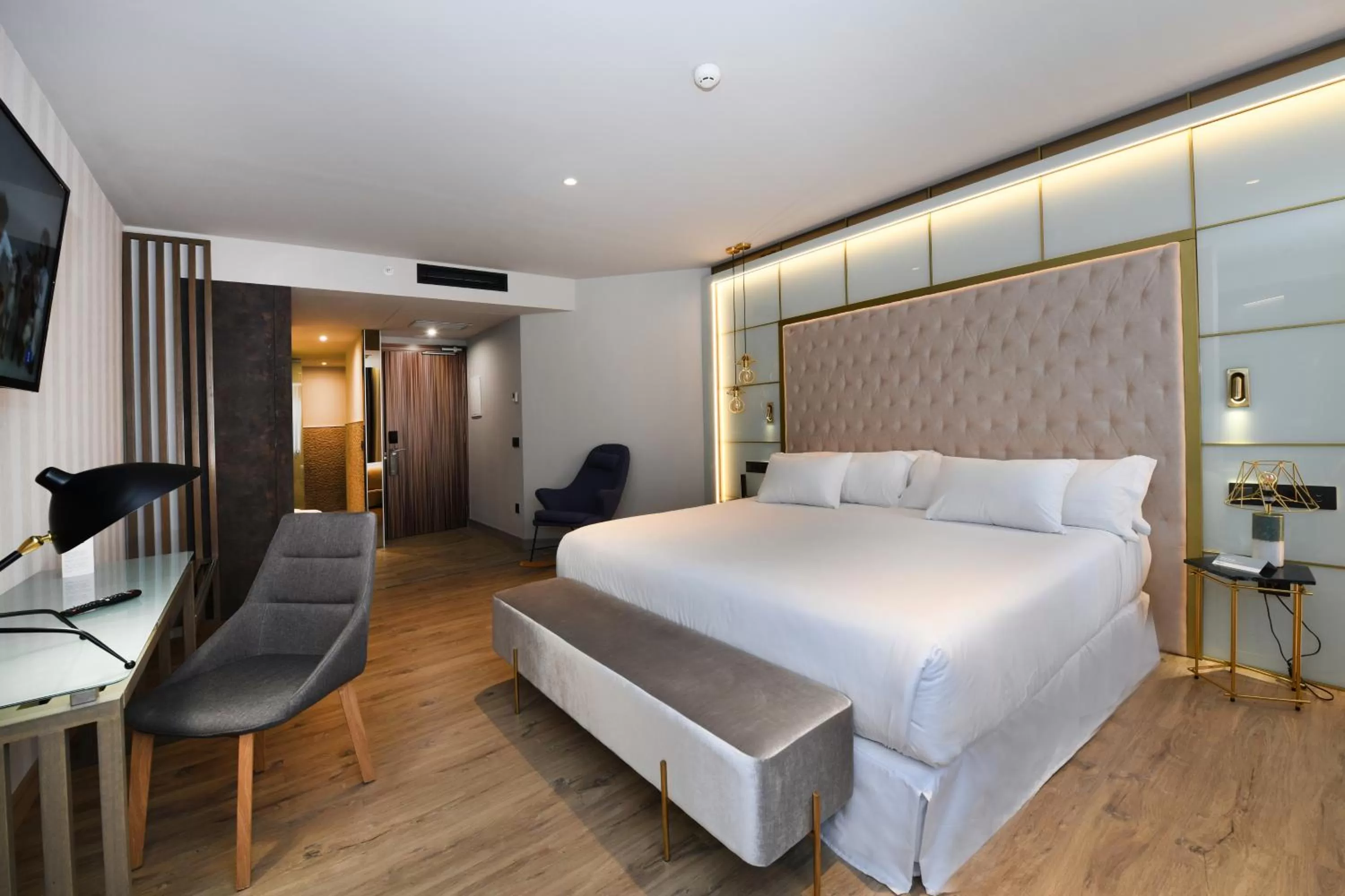 Photo of the whole room, Bed in Barceló Ourense