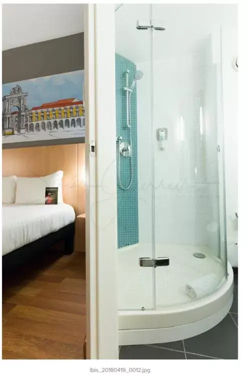 Bathroom in Hotel Ibis Lisboa Parque das Nações