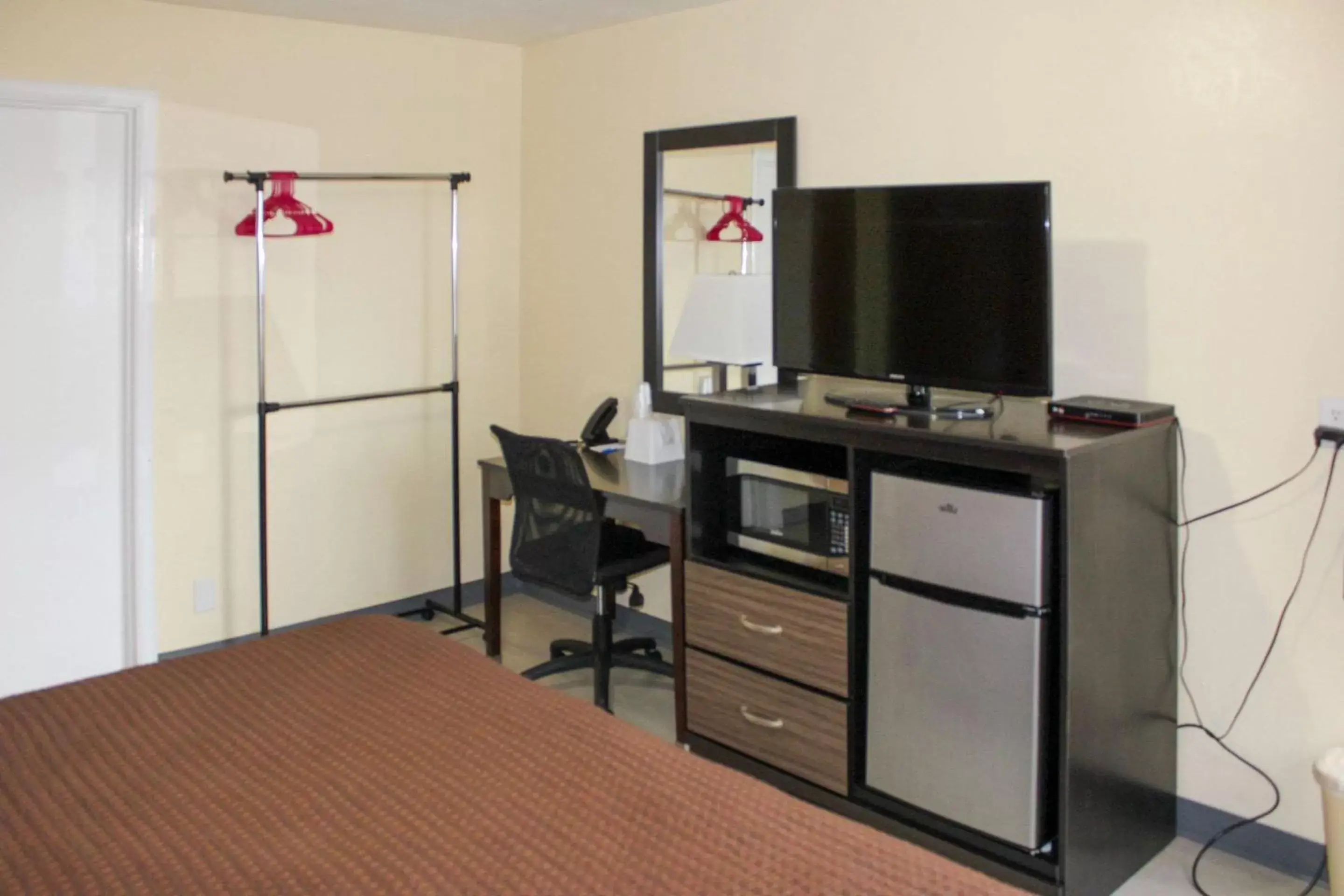 Bedroom, TV/Entertainment Center in Rodeway Inn Medford