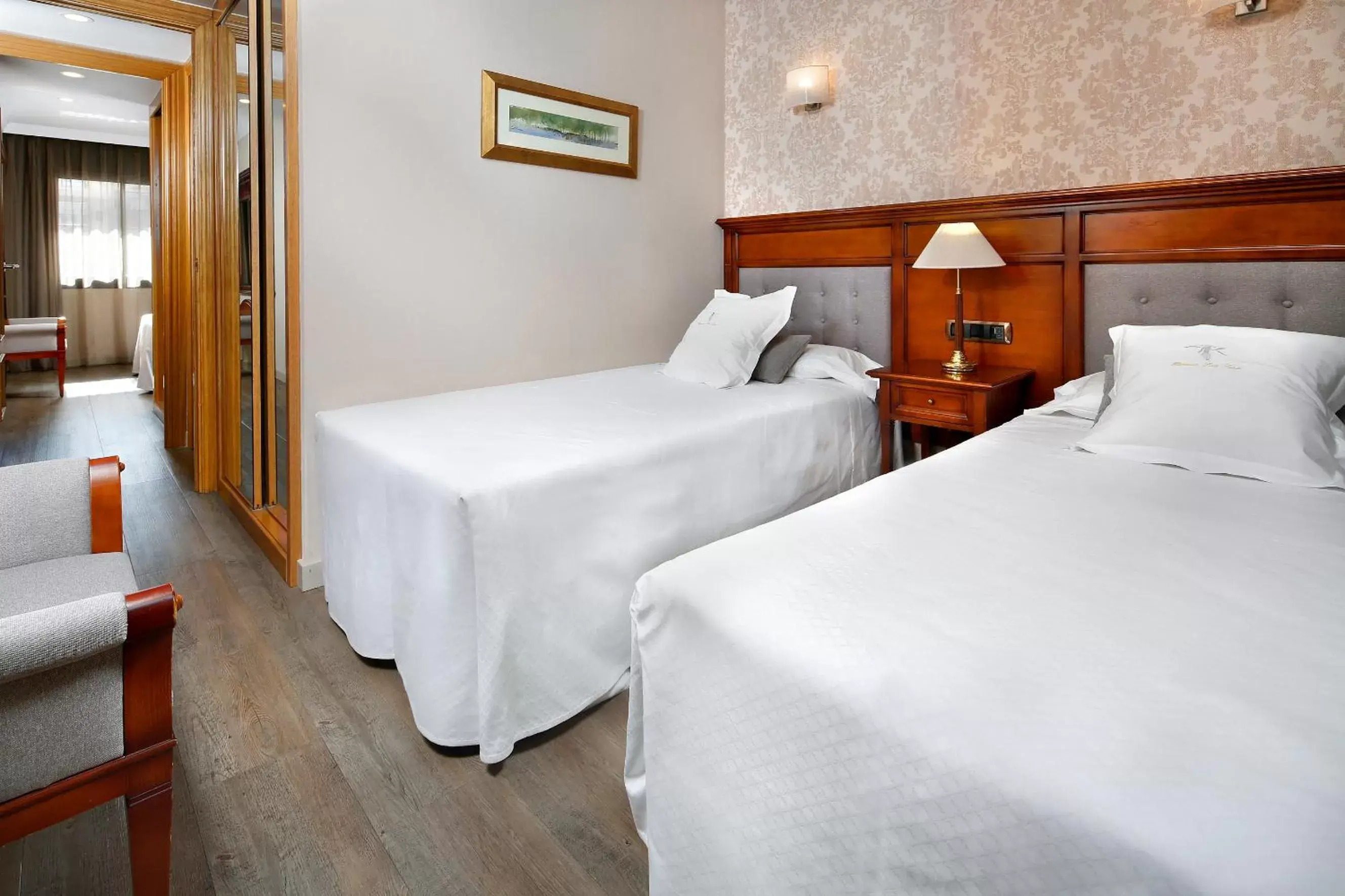 Bedroom, Bed in Apartaments-Hotel Hispanos 7 Suiza