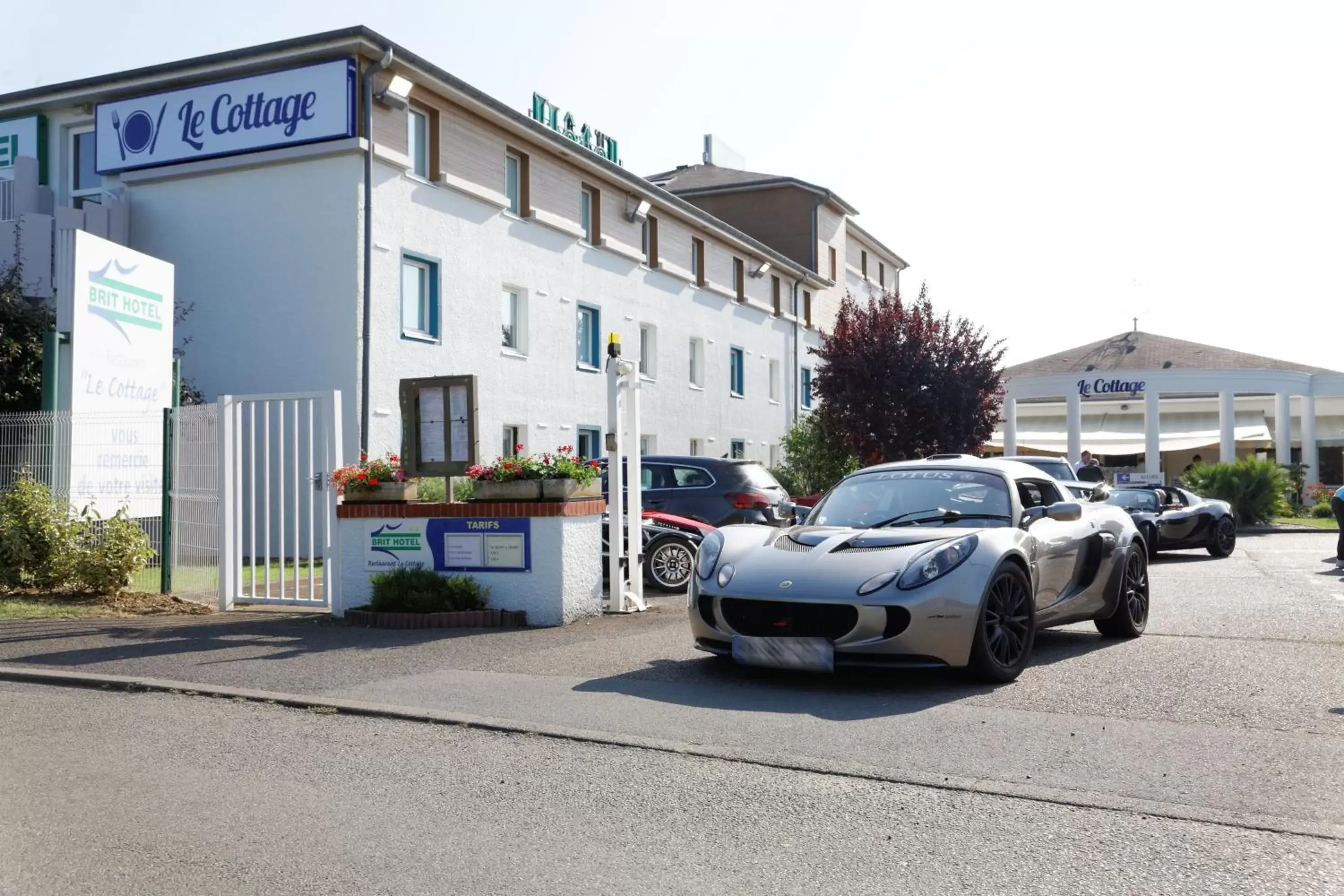 Facade/entrance, Property Building in Brit Hotel Le Cottage Le Mans Sud